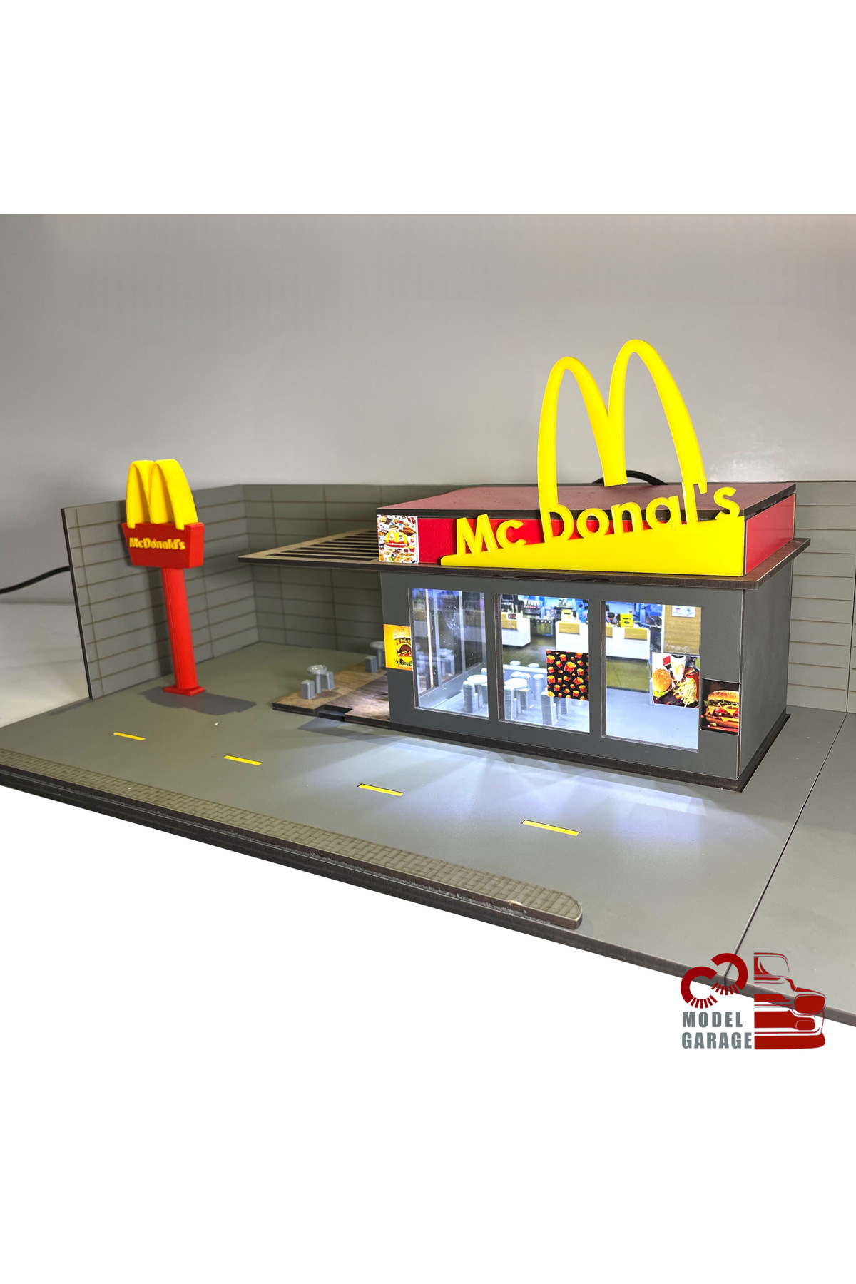 مدل خودرو 1 64 SCALE MC DONALD'S DIORAMA PARKING LOT DIECAST ماشین قفسه نمایشگر TOY اورجینال ÜRETİM