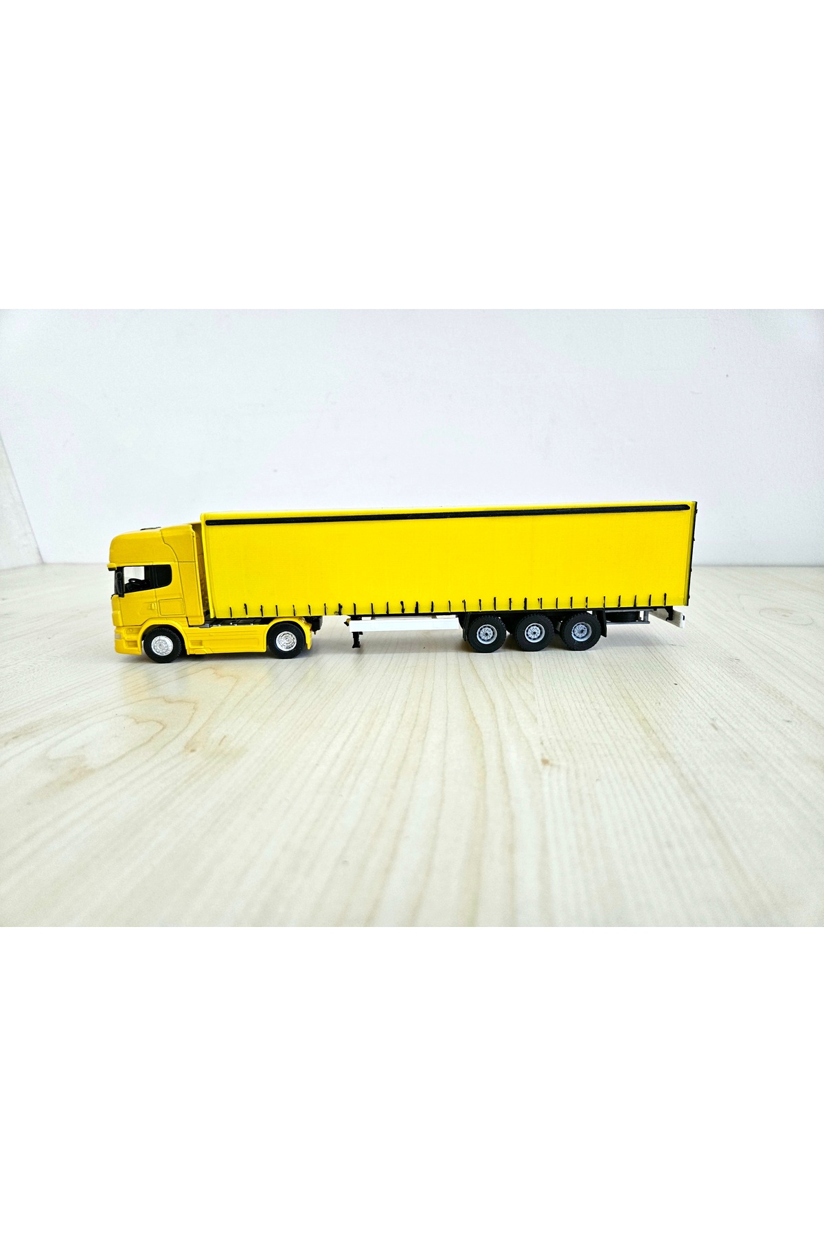 مدل خودرو MAN TGX TRUCK MODEL به طول 25 سانتی متر در مقیاس 1 64 زرد رنگ نام شرکت را می توان نوشت اورجینال WELLY