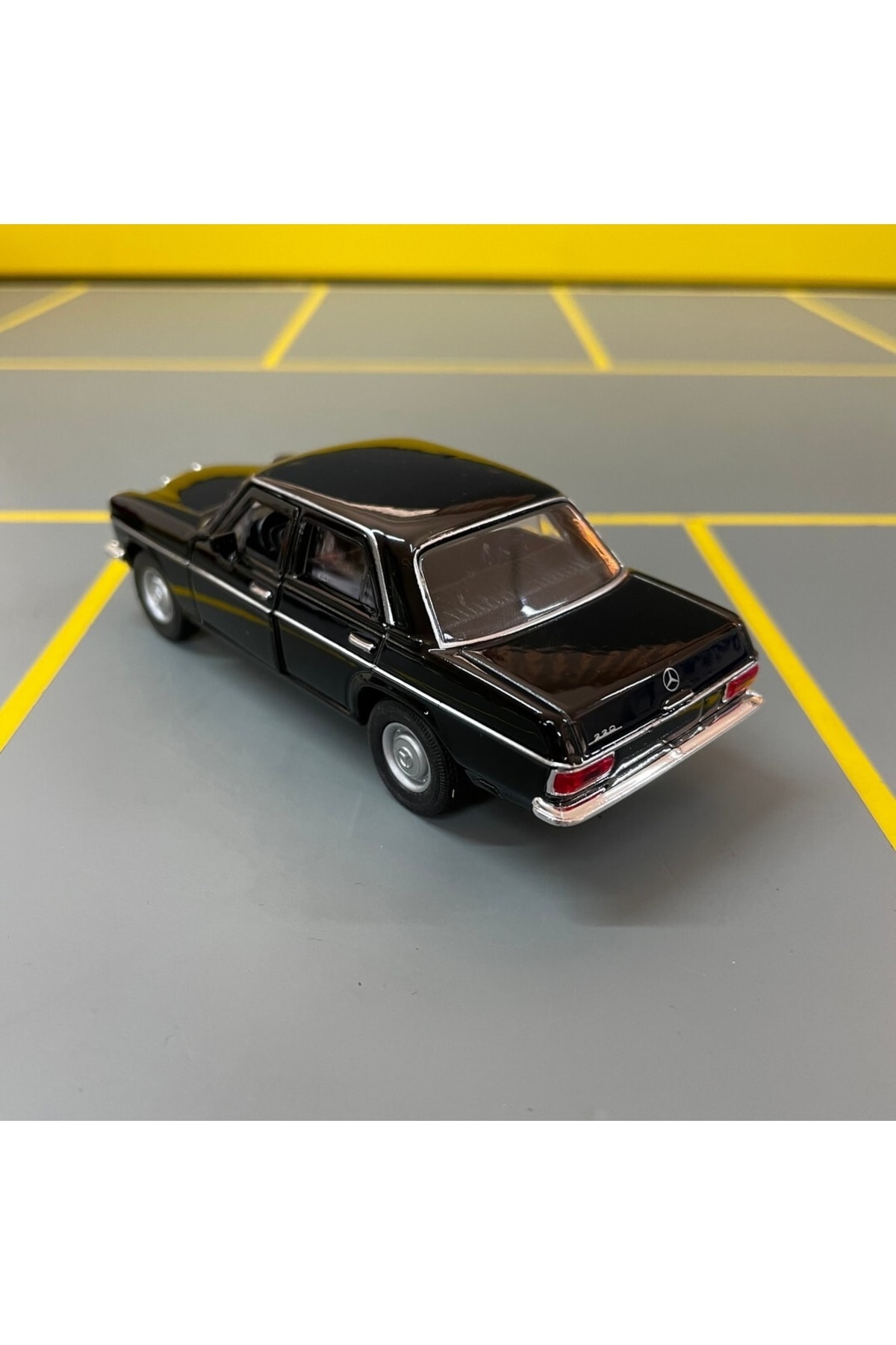 مدل خودرو MERCEDES BENZ 220 W115 1 36 SCALE DIECAST METAL MODEL CAR PULL DROP TOY اورجینال WELLY