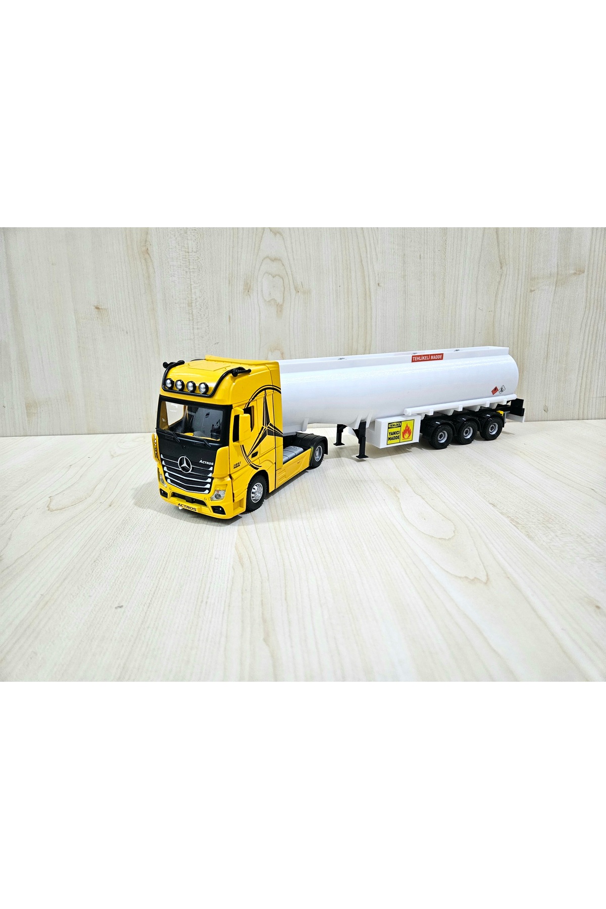 مدل خودرو طول نیم متر 1 36 MERCEDES ACTROS TANKER TRUCK MODEL نام نوشته شده زرد اورجینال Maket