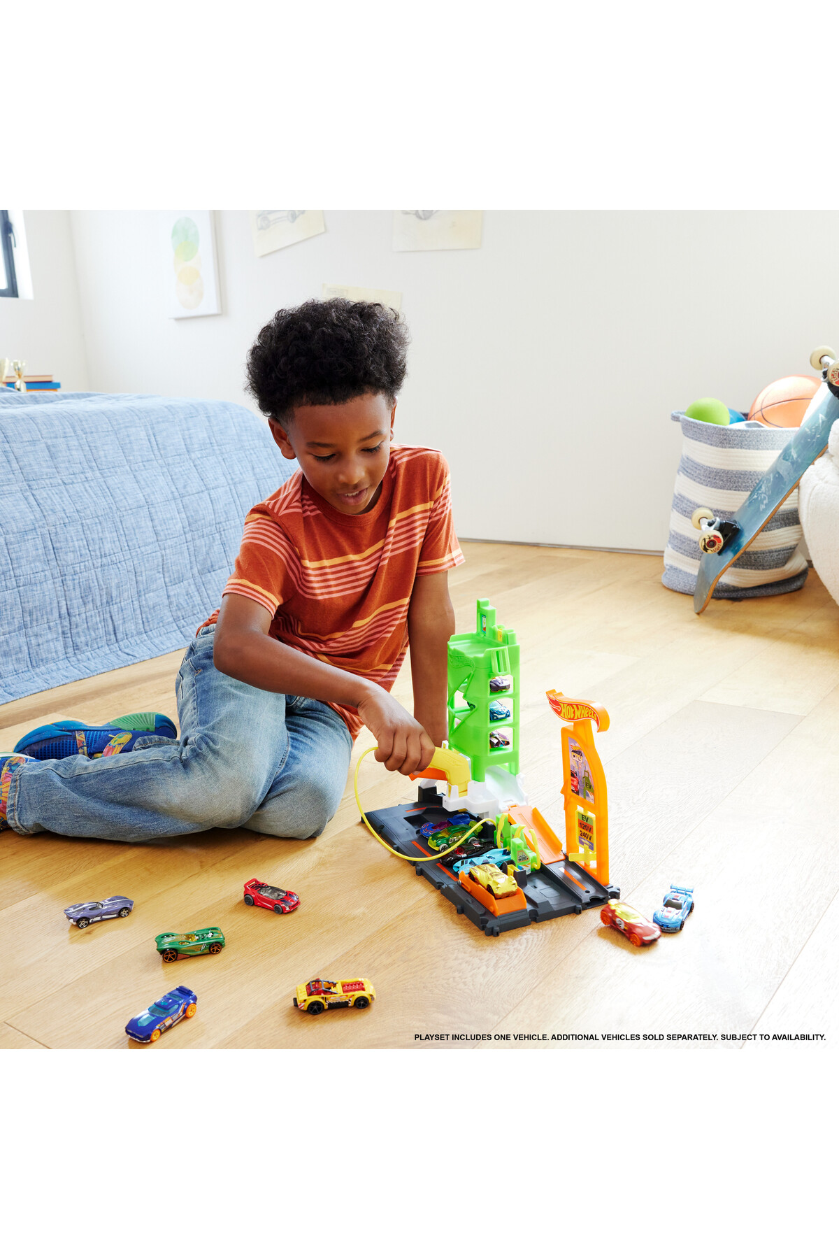 ست بازی پلی ایستگاه شارژ خودروی الکتریکی و ماشین اسباب HTN79 در مقیاس 1:64 از ترکیه HOT WHEELS