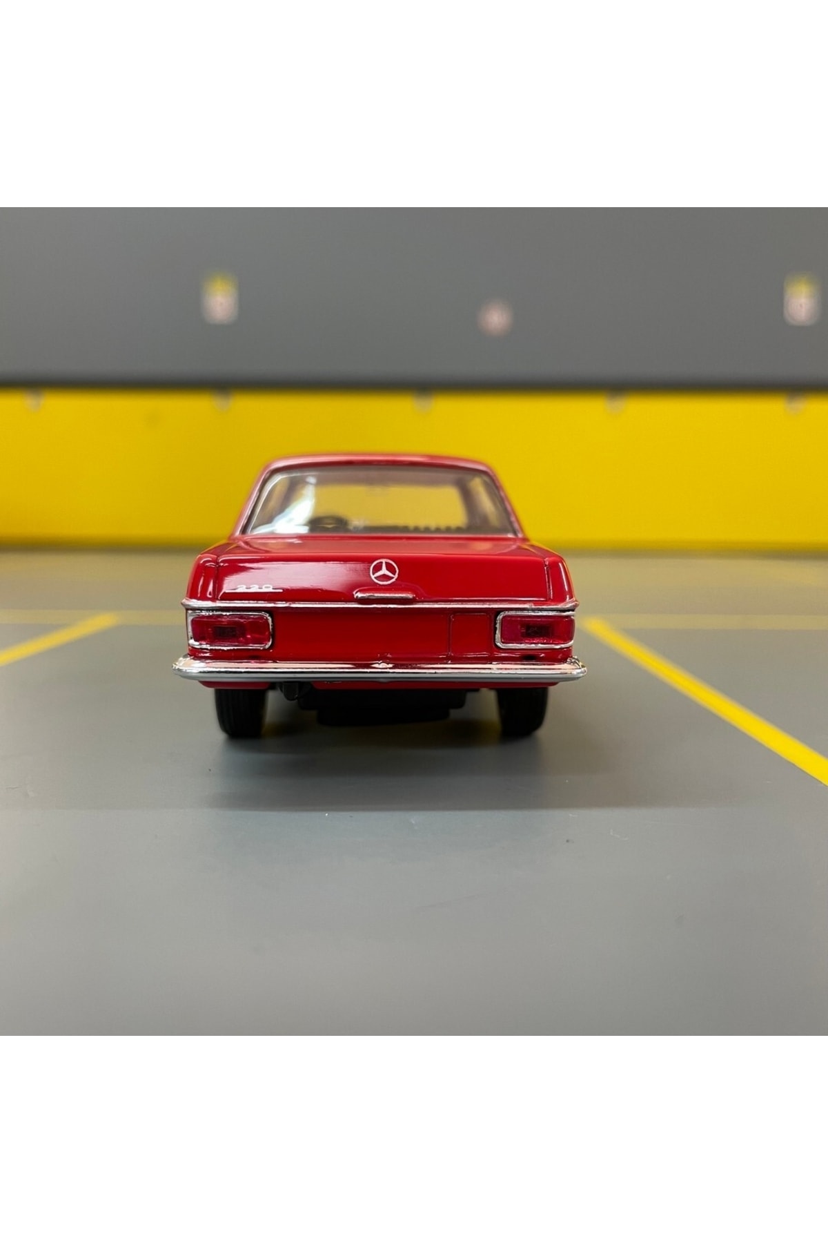 مدل خودرو MERCEDES BENZ 220 W115 1 36 SCALE DIECAST METAL MODEL CAR PULL DROP TOY اورجینال WELLY