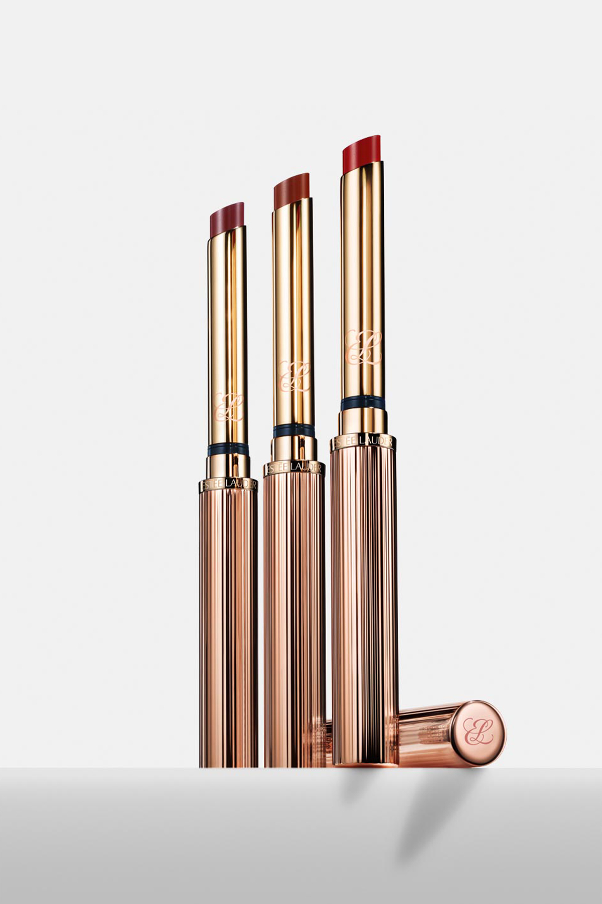 روژ لب مات رنگ 902 با نام CALL 555 استی لادر Estee Lauder