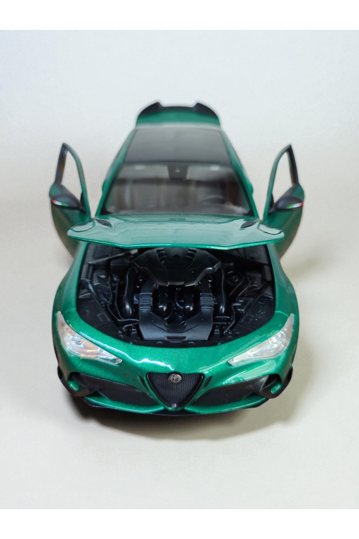مدل خودرو ماشین کلکسیونی ALFA ROMEO GIULIA GTA 1:18 DIE CAST METALLIC GREEN METAL CAR اورجینال Burago