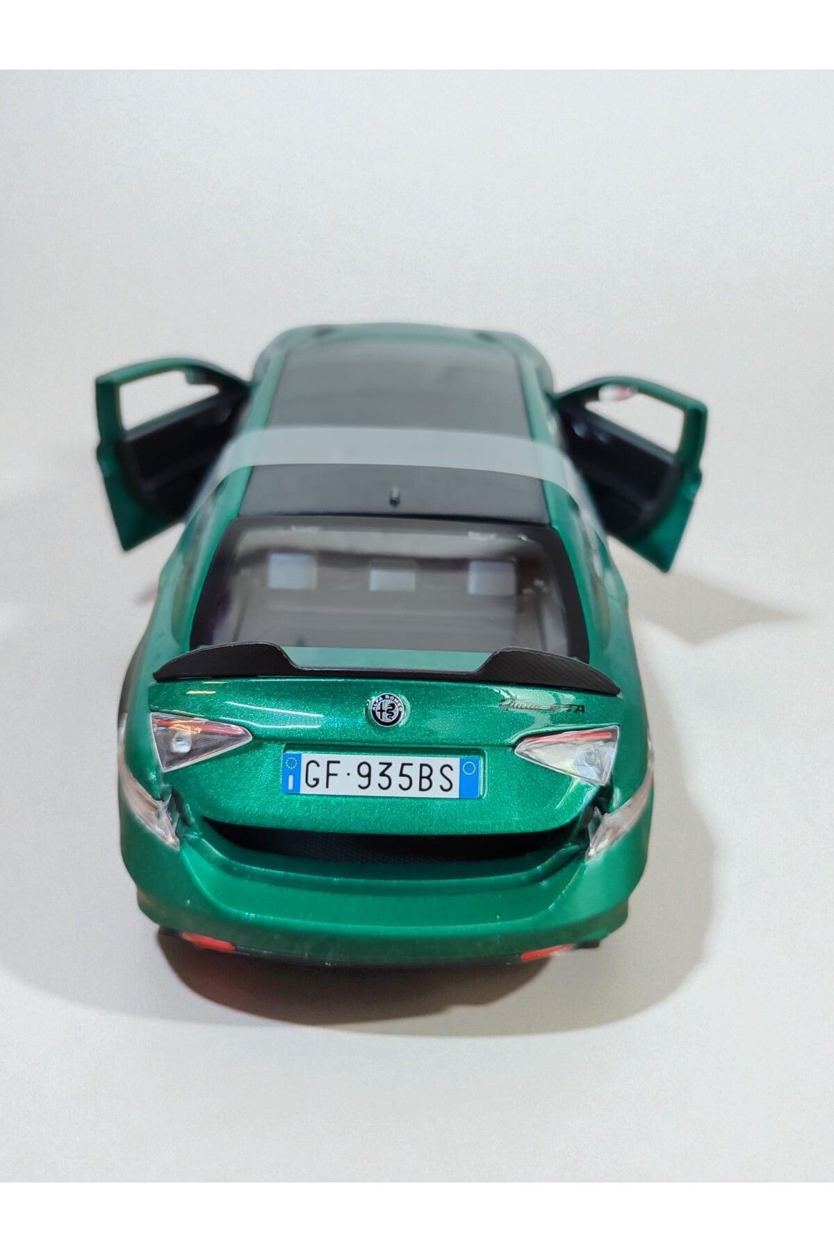 مدل خودرو ماشین کلکسیونی ALFA ROMEO GIULIA GTA 1:18 DIE CAST METALLIC GREEN METAL CAR اورجینال Burago