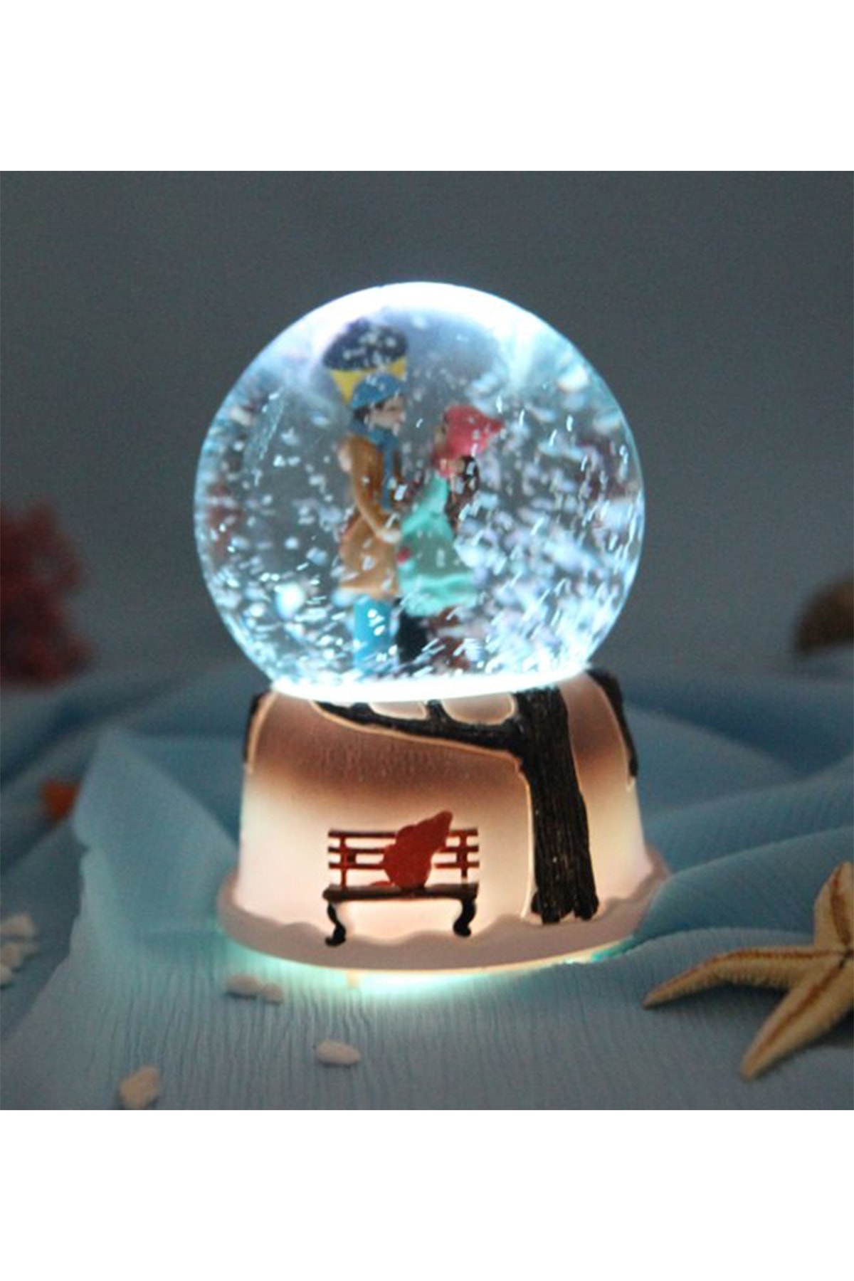 گوی برفی عشق ابدی WINTER TALE گلوب سایز متوسط ​​با چراغ های تغییر رنگ و موسیقی با دانه برف زوج دست در از ترکیه Zemtigo