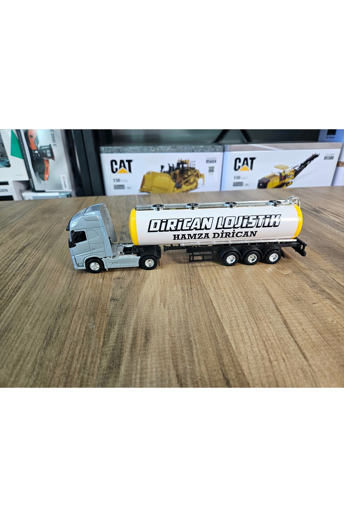 مدل خودرو کامیون تانکر VOLVO FH4 در مقیاس 1 64 ارتفاع 25 سانتی متر توضیحات را بخوانید اورجینال WELLY