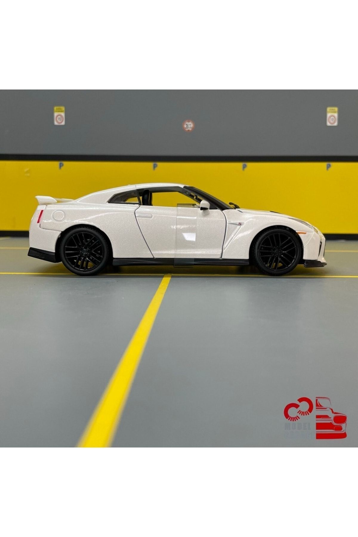 مدل خودرو NISSAN GT R R35 2017 1 24 SCALE C&amp;C MODEL GARAGE DIECAST METAL CAR اورجینال Burago