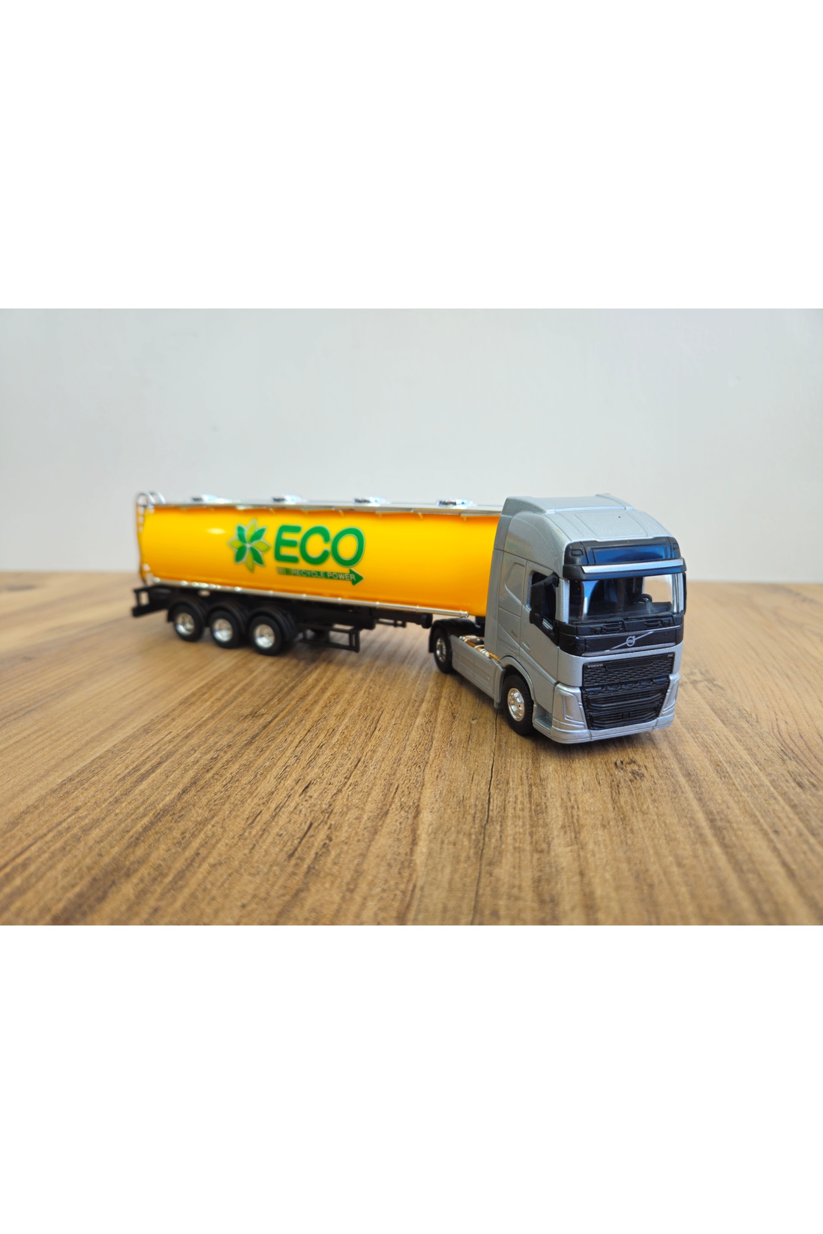 مدل خودرو کامیون تانکر VOLVO FH4 در مقیاس 1 64 ارتفاع 25 سانتی متر توضیحات را بخوانید اورجینال WELLY