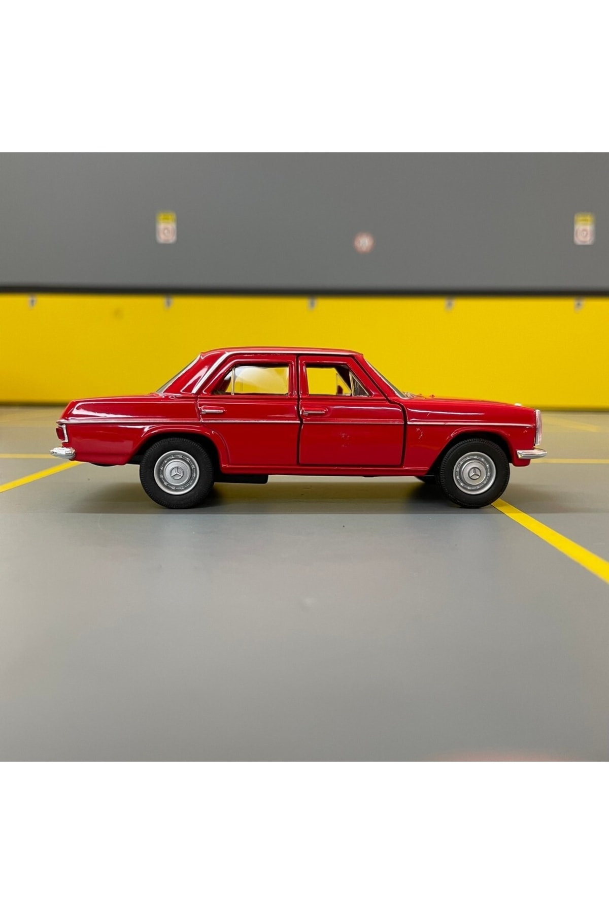 مدل خودرو MERCEDES BENZ 220 W115 1 36 SCALE DIECAST METAL MODEL CAR PULL DROP TOY اورجینال WELLY