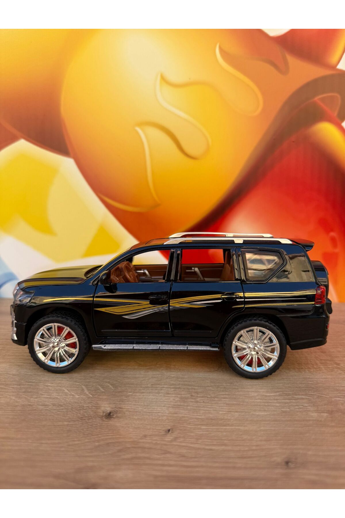 مدل خودرو TOYOTA LAND CRUISER JEEP DIECAST 1:24 کلکسیونی فلزی درهای باز شدن صدا و روشن مشکی اورجینال scntoys
