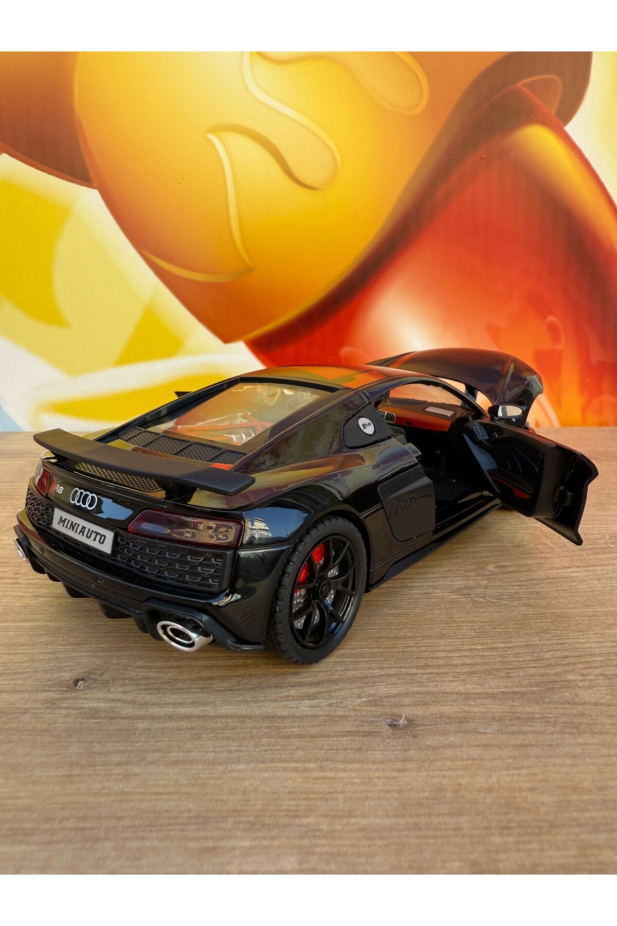 مدل خودرو 1:24 آئودی R8 DIECAST ماشین مشکی درهای باز کننده چراغ های صوتی PULL DROP اورجینال scntoys