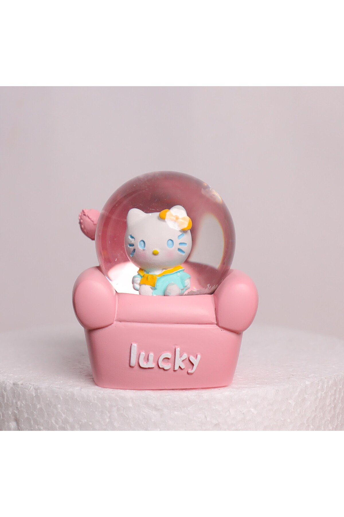 گوی برفی HELLO KITTY MIDI SNOW GLOBE نشسته روی مبل از ترکیه Piraye Gift