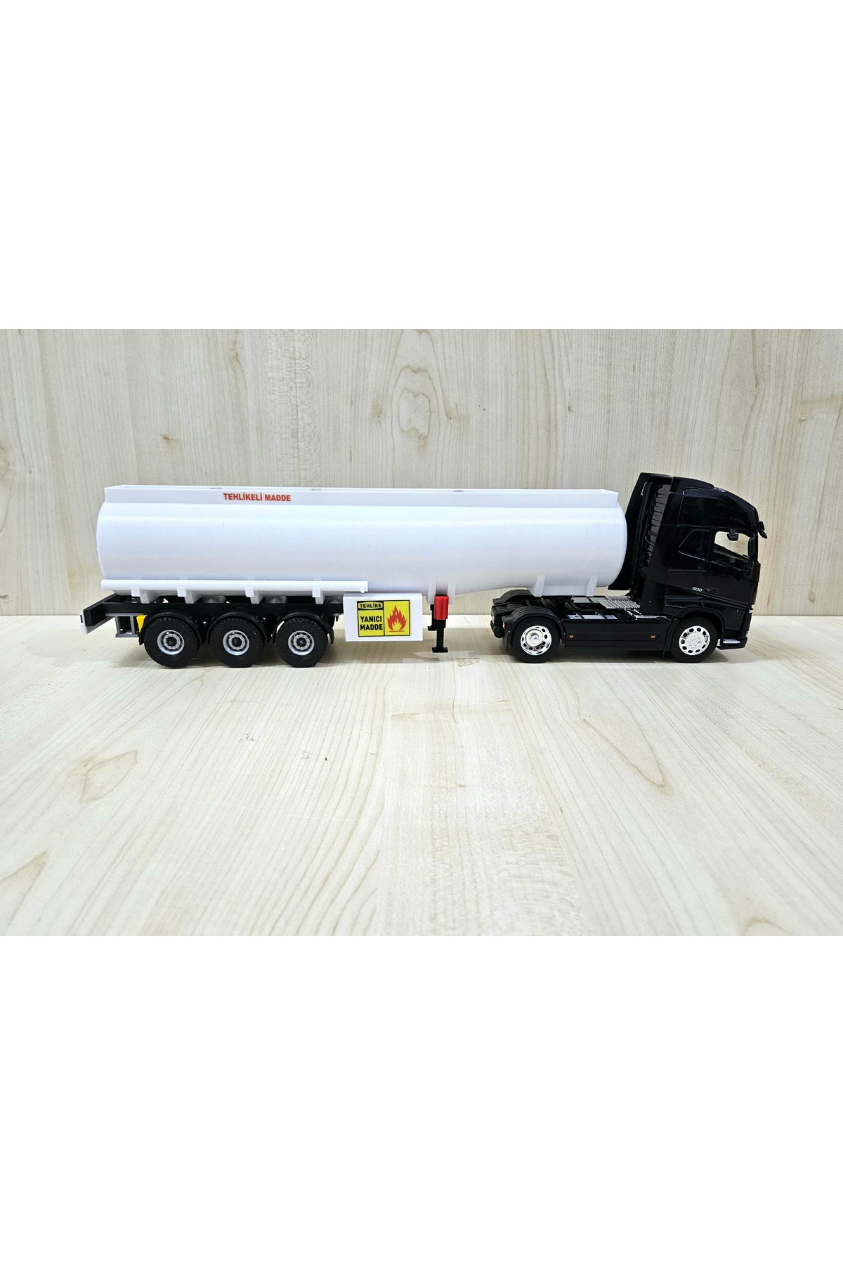 مدل خودرو تانکر VOLVO FH4 1 32 به طول 50 سانتی متر نام نوشته شده است اورجینال WELLY