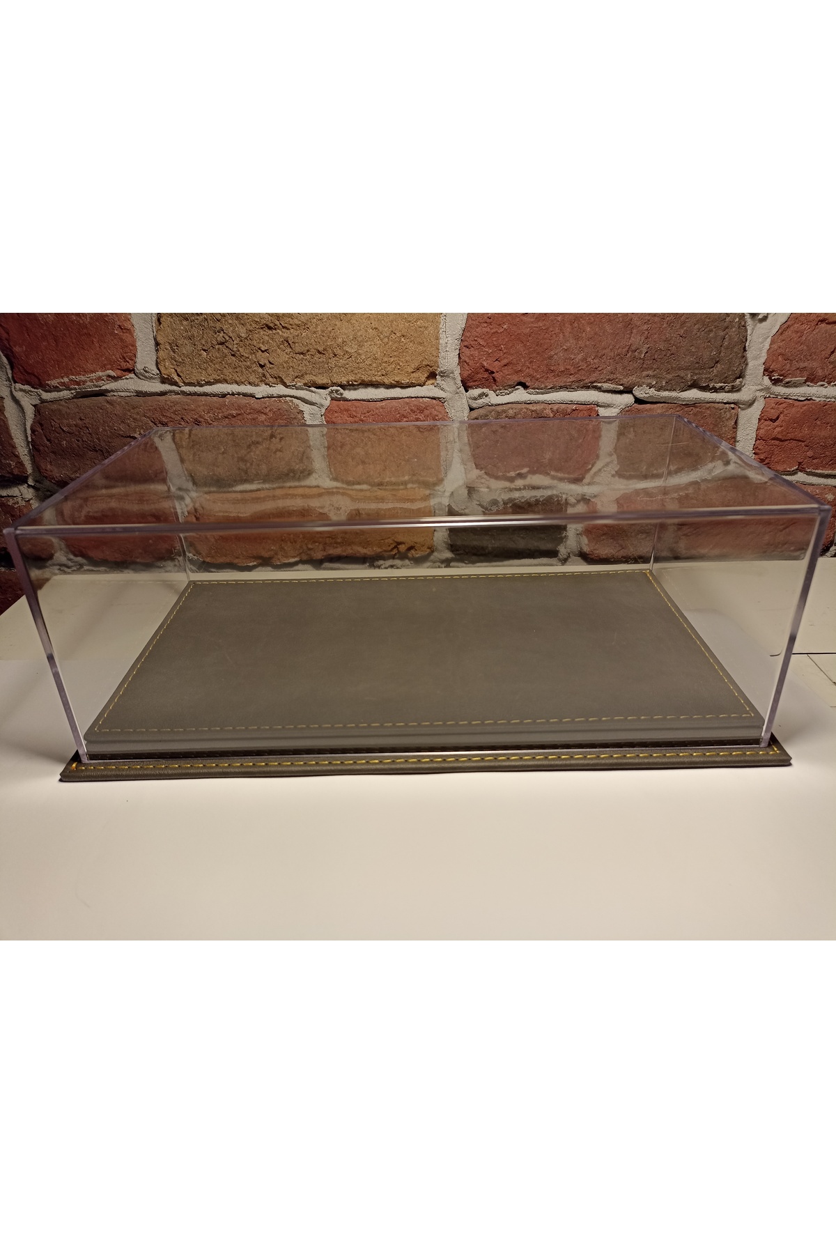 مدل خودرو جعبه صفحه نمایش PLEXI: با پایه چرمی برای وسایل نقلیه 1 18 اورجینال diamond hobby