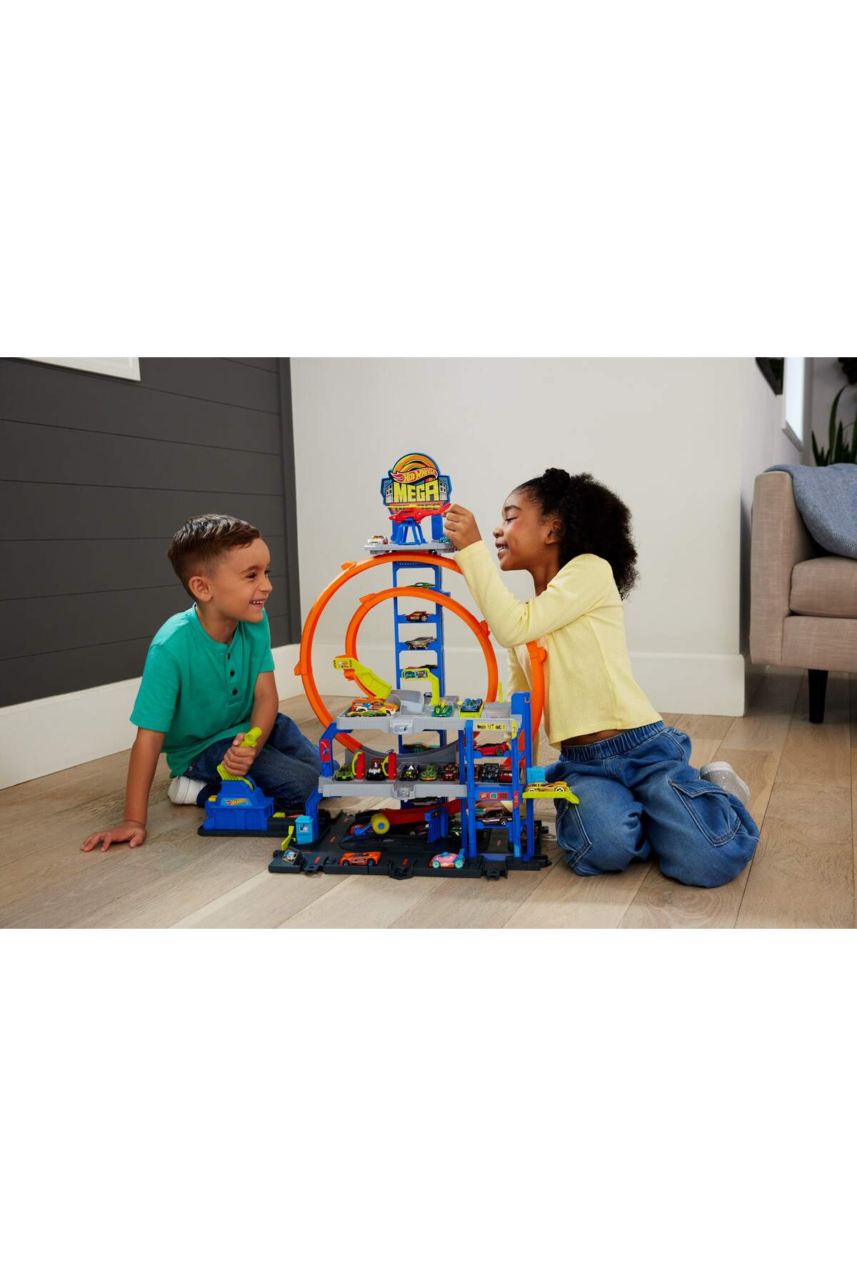 سایر ست های بازی مجموعه CITY MEGA GARAGE ماشین اسباب فلزی 1 در مقیاس 1:64 و هلیکوپتر JBM74 از ترکیه HOT WHEELS
