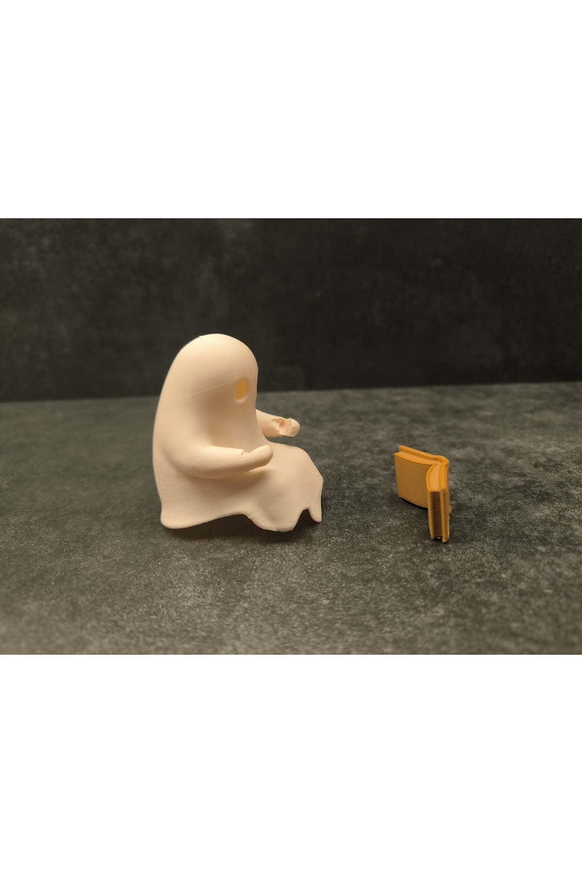 فیگور روح در حال خواندن کتاب – لوازم جانبی قفسه تزئینی روشن از ترکیه deep3d