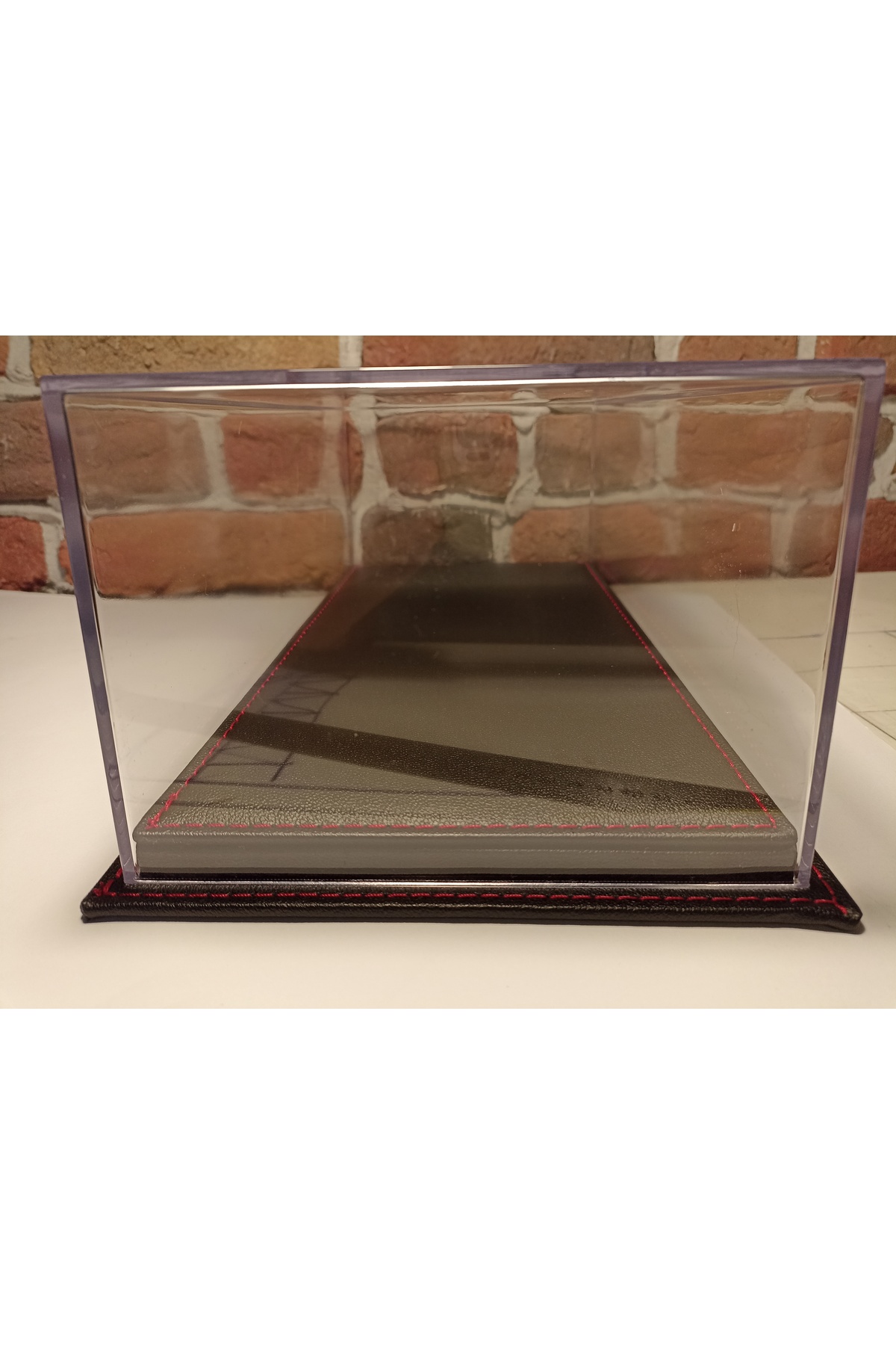 مدل خودرو جعبه صفحه نمایش PLEXI: با پایه چرمی برای وسایل نقلیه 1 18 اورجینال diamond hobby