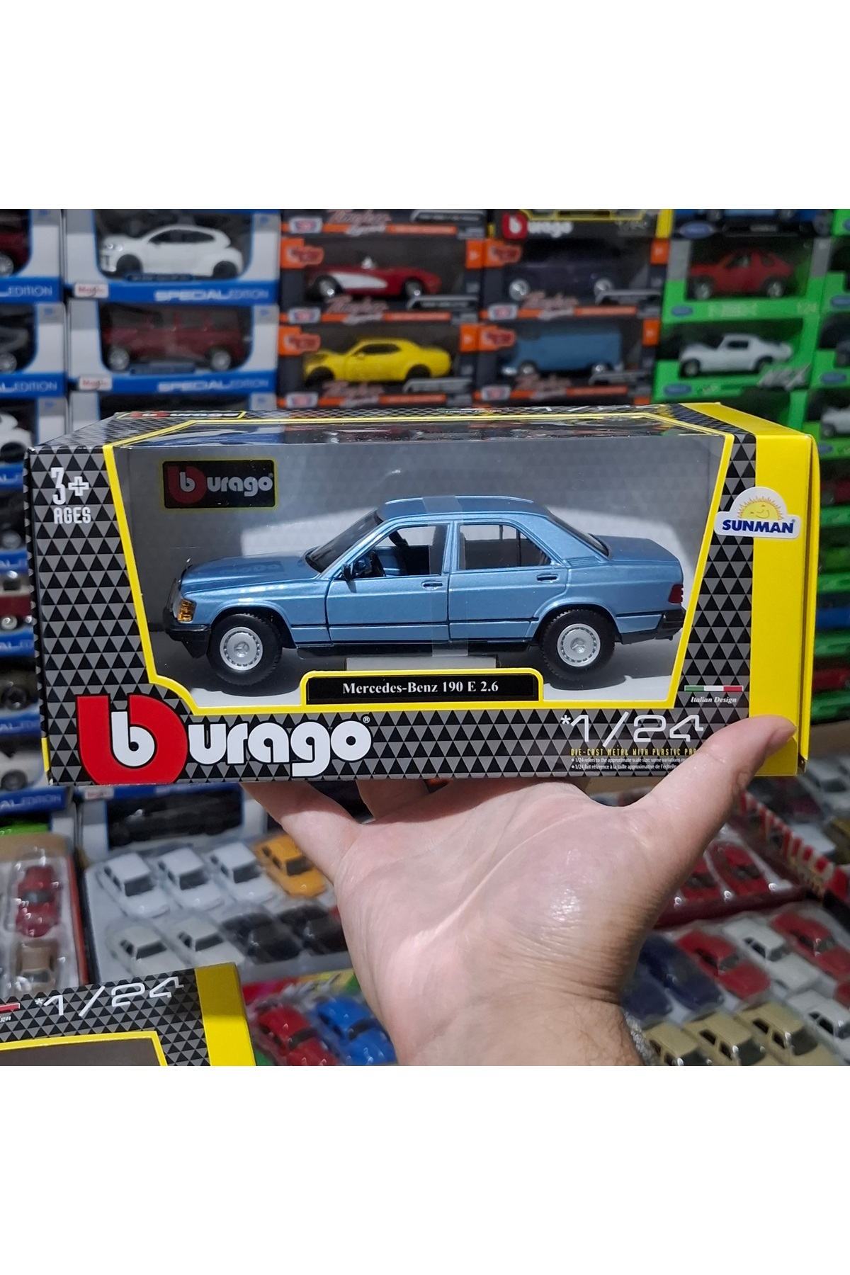 مدل خودرو 1.24 SCALE BURAGO با مجوز مرسدس بنز 190E رنگ آبی 17 18 سانتی متر اورجینال Burago