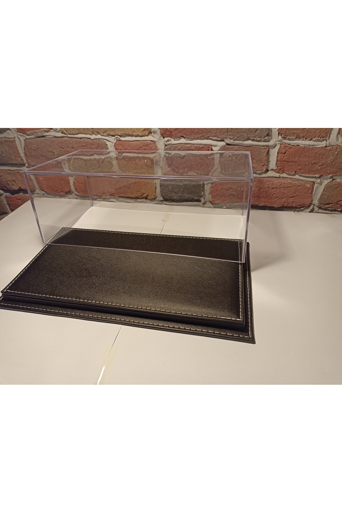مدل خودرو جعبه صفحه نمایش PLEXI: با پایه چرمی برای وسایل نقلیه 1 18 اورجینال diamond hobby