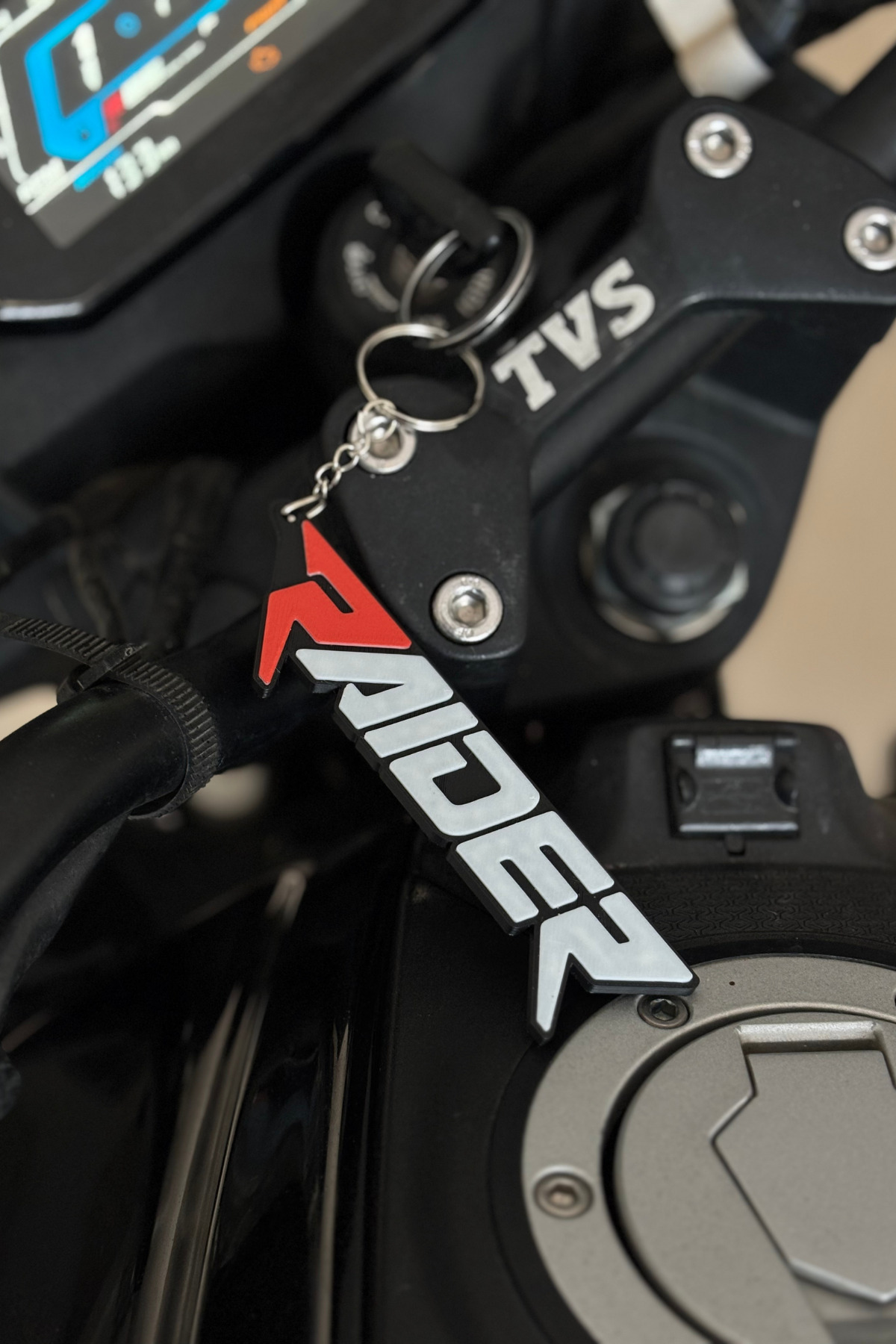 جلیقه کلید جاکلیدی RED R LOGO برای TVS RAIDER 1 قطعه 12 سانتی متر Banxtre