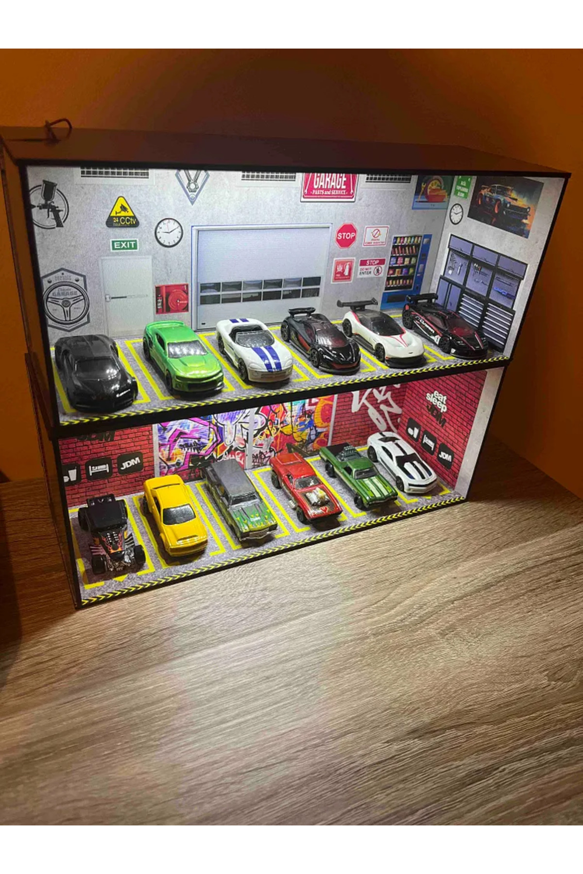 ماشین اسباب بازی گاراژ 2 طبقه HOT WHEELS با چراغ های ال ای دی – مدل خودروی مقیاسی 1:64 DIECAST DIORAMA lologames