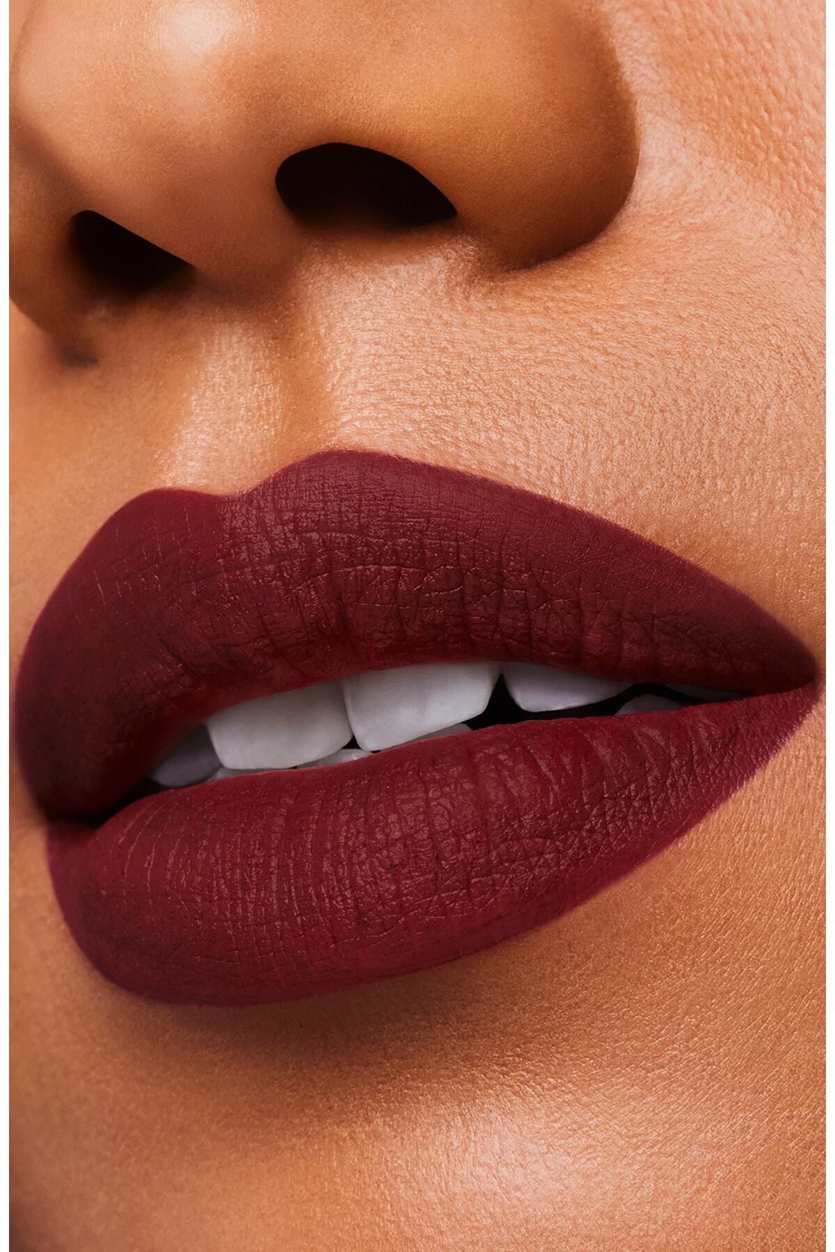 رژ لب مات که انعطاف پذیری را بر روی ها فراهم می کند استی لادر Estee Lauder
