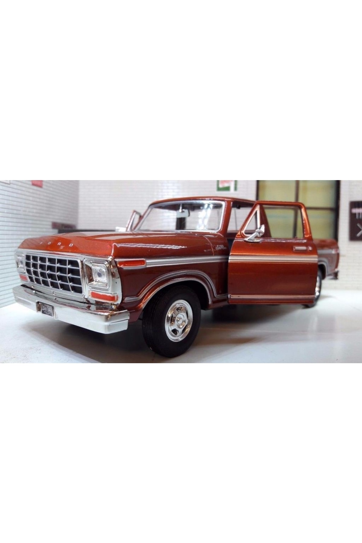 مدل خودرو قهوه ای 1979 FORD F 150 CUSTOM 1:24 MODEL CAR اورجینال Motor Max