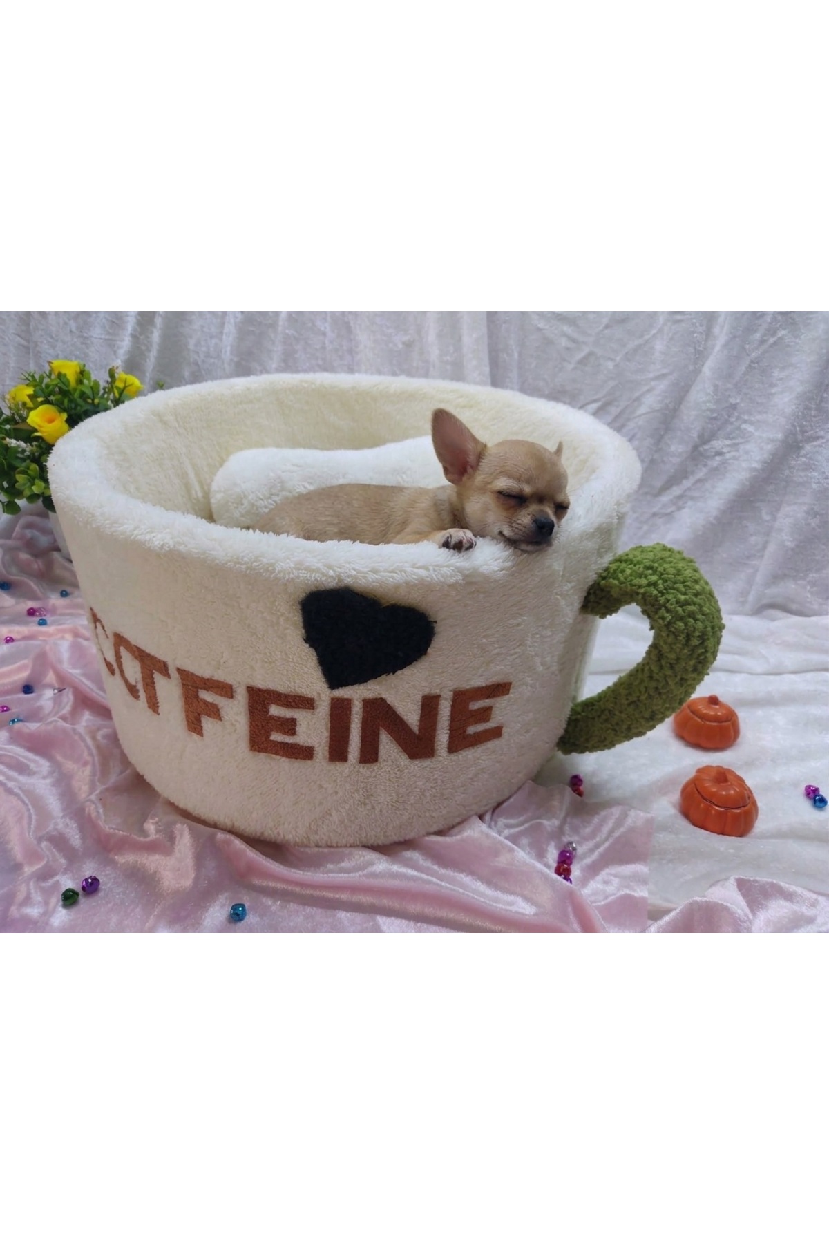 تخت گربه طرح فنجان قهوه Catfeine از لتس‌گت‌پت letsgetpet، اسفنجی، کرم، ۴۵×۴۵ سانتی‌متر با ارتفاع ۲۳ سانتی‌متر