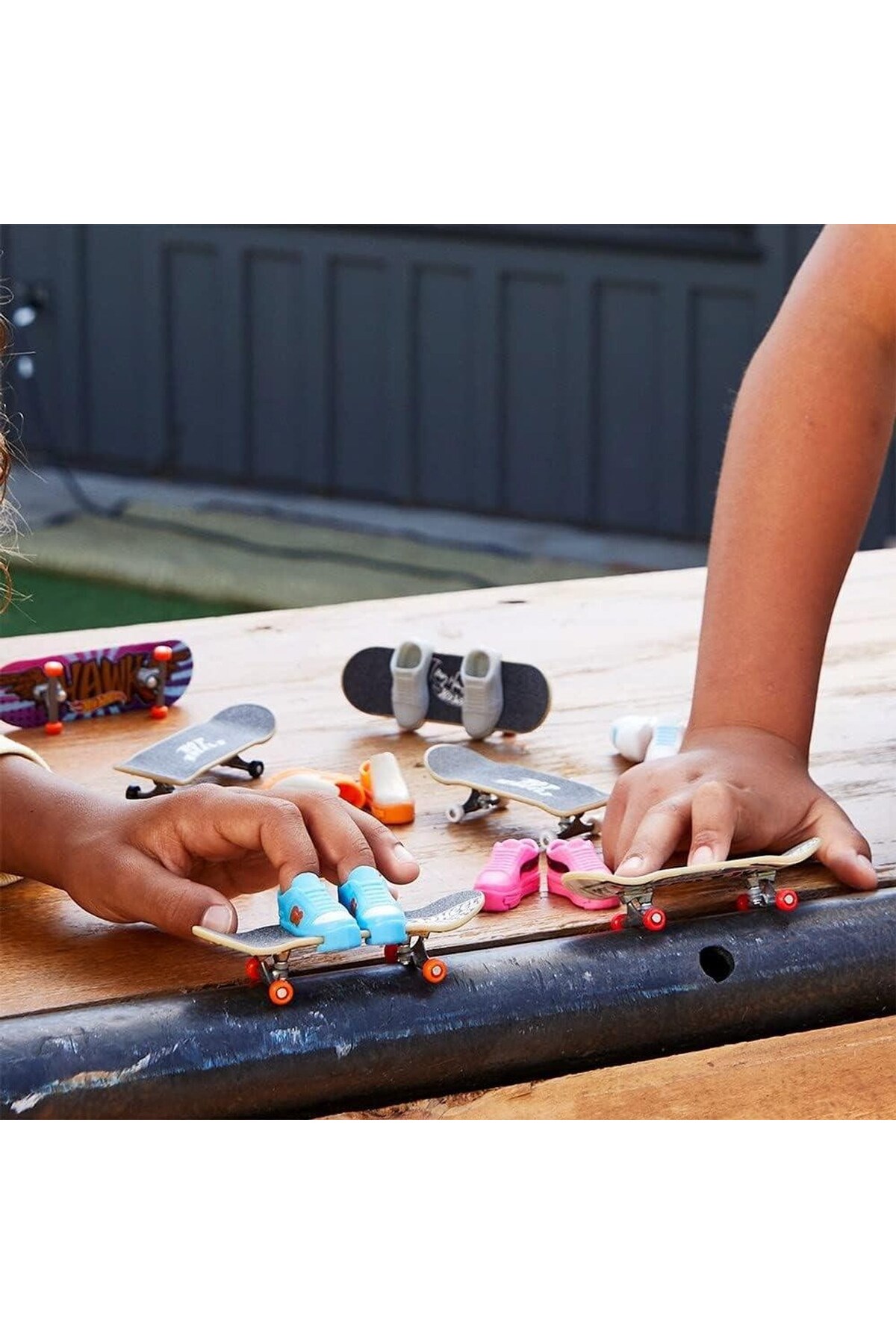 ماشین اسباب بازی اسکیت روی انگشتان تعطیلات و کفش هات ویلز اورجینال HOT WHEELS