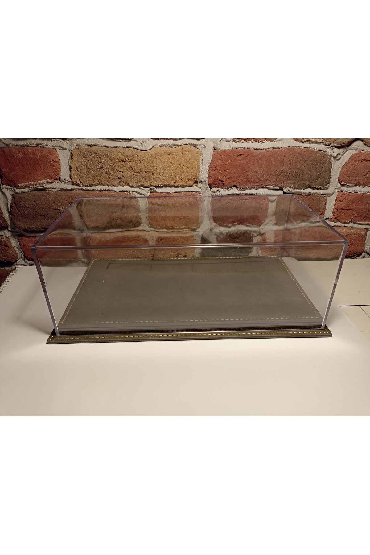 مدل خودرو جعبه صفحه نمایش PLEXI: با پایه چرمی برای وسایل نقلیه 1 18 اورجینال diamond hobby