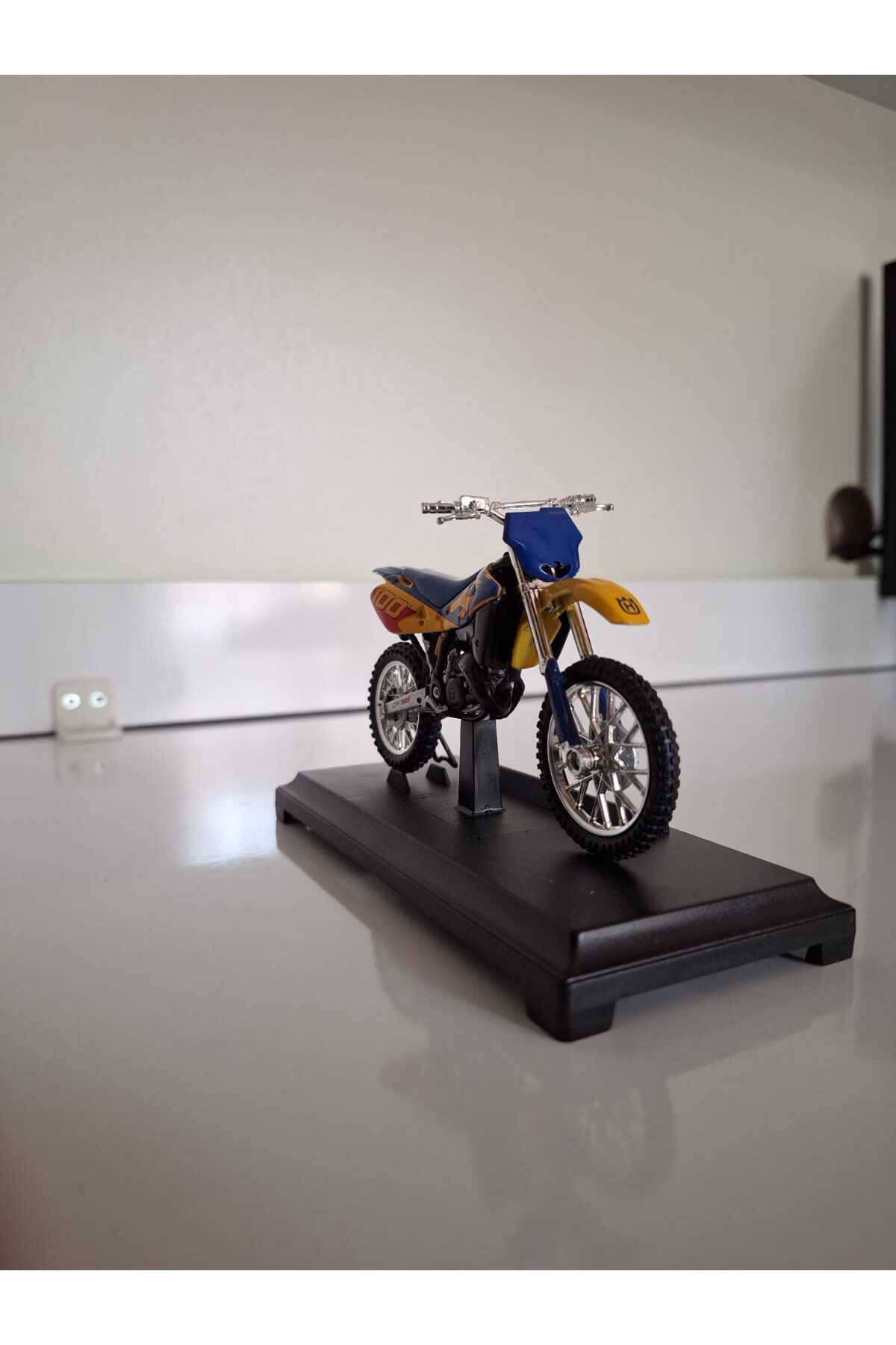 ماشین اسباب بازی موتور سیکلت مقیاس HUSQVARNA CR125 1 18 هات ویلز اورجینال HOT WHEELS