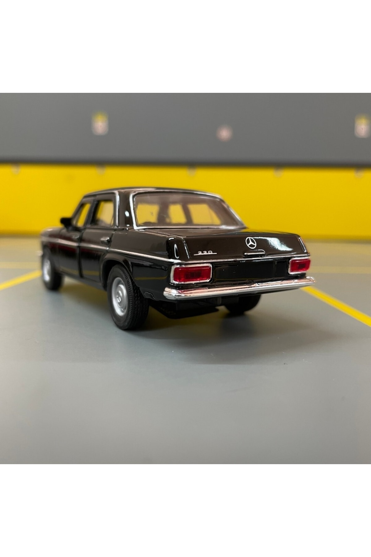 مدل خودرو MERCEDES BENZ 220 W115 1 36 SCALE DIECAST METAL MODEL CAR PULL DROP TOY اورجینال WELLY