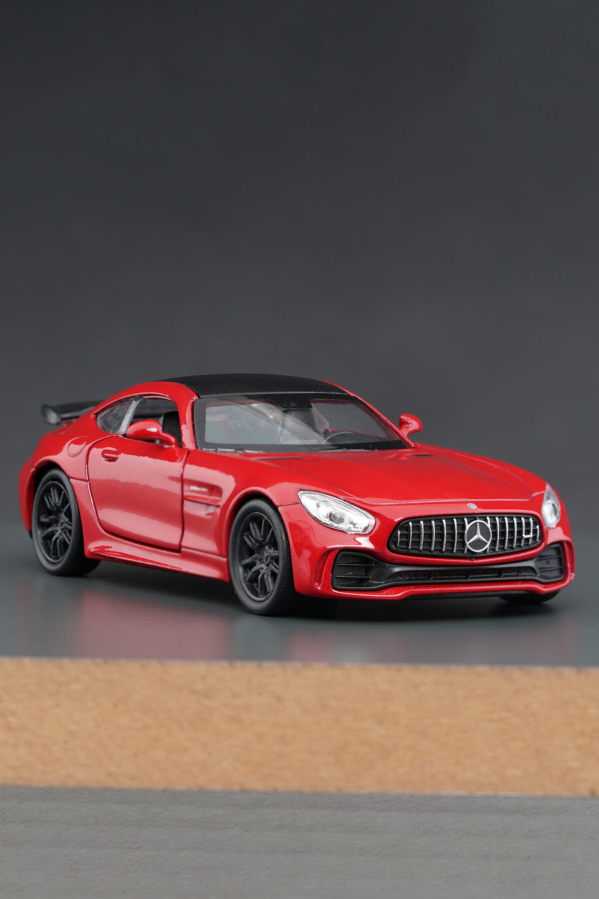 ماشین اسباب بازی قرمز رنگ مرسدس بنز AMG GT باز کردن درب کششی 1:32 مقیاس 11 سانتی متر Welly Metal