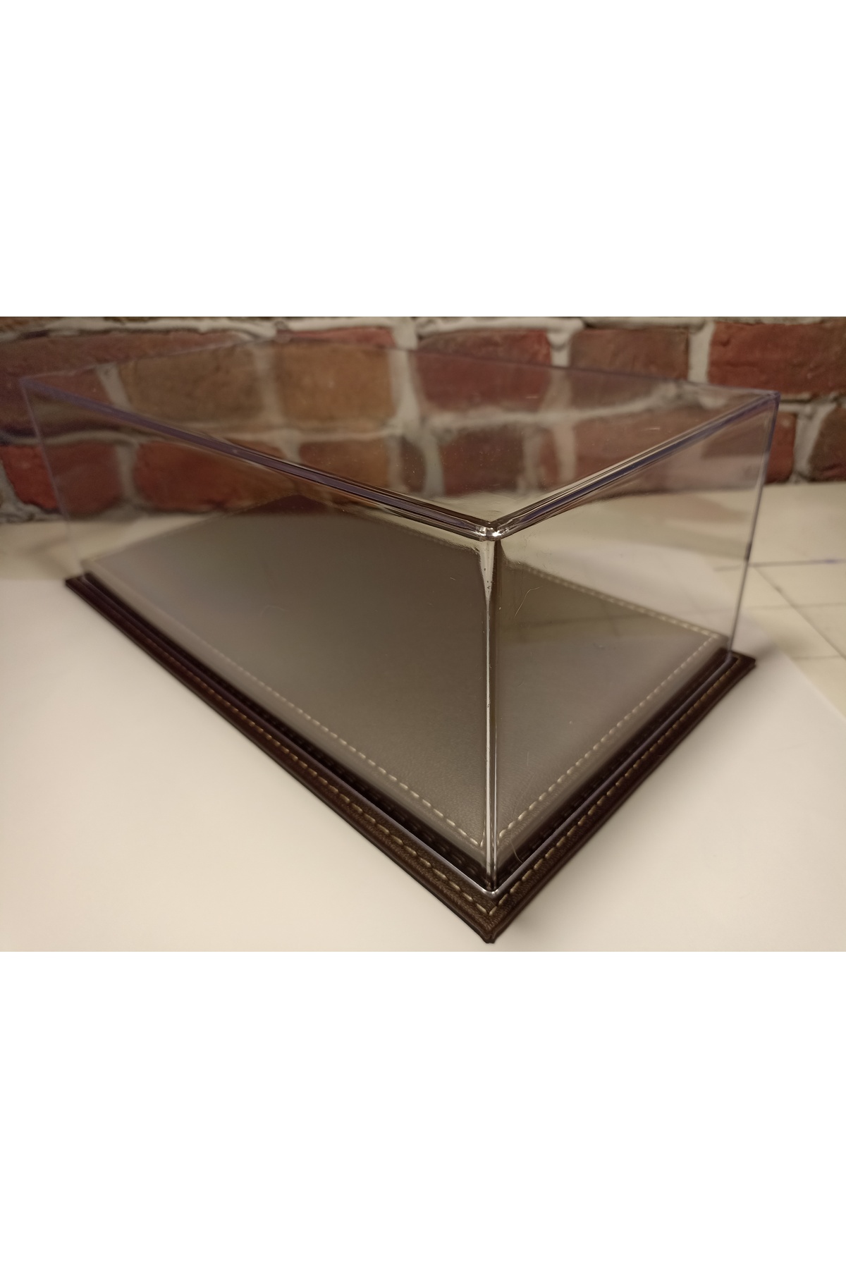 مدل خودرو جعبه صفحه نمایش PLEXI: با پایه چرمی برای وسایل نقلیه 1 18 اورجینال diamond hobby