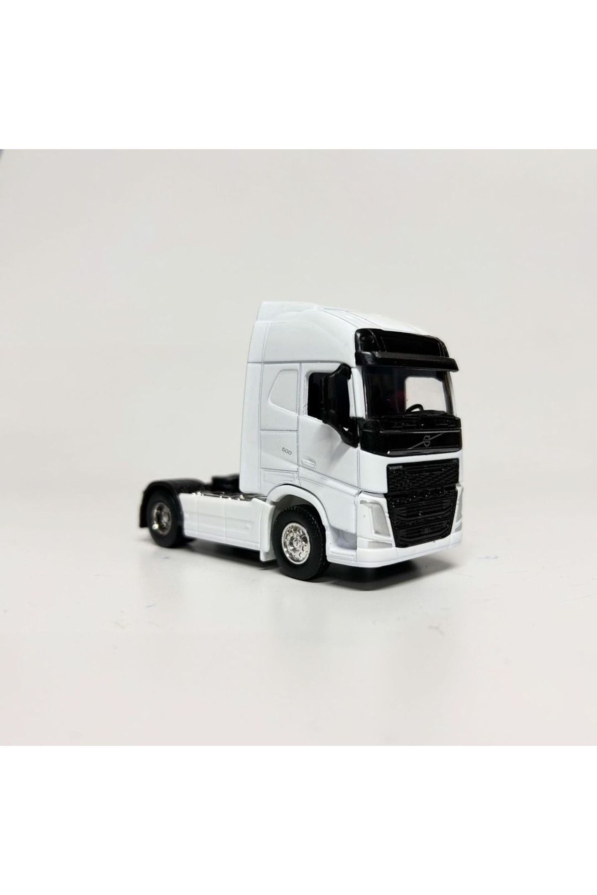 مدل خودرو فنجان کامیون فلزی رنگ سفید VOLVO FH در مقیاس 1.64 11 سانتی متری اورجینال WELLY