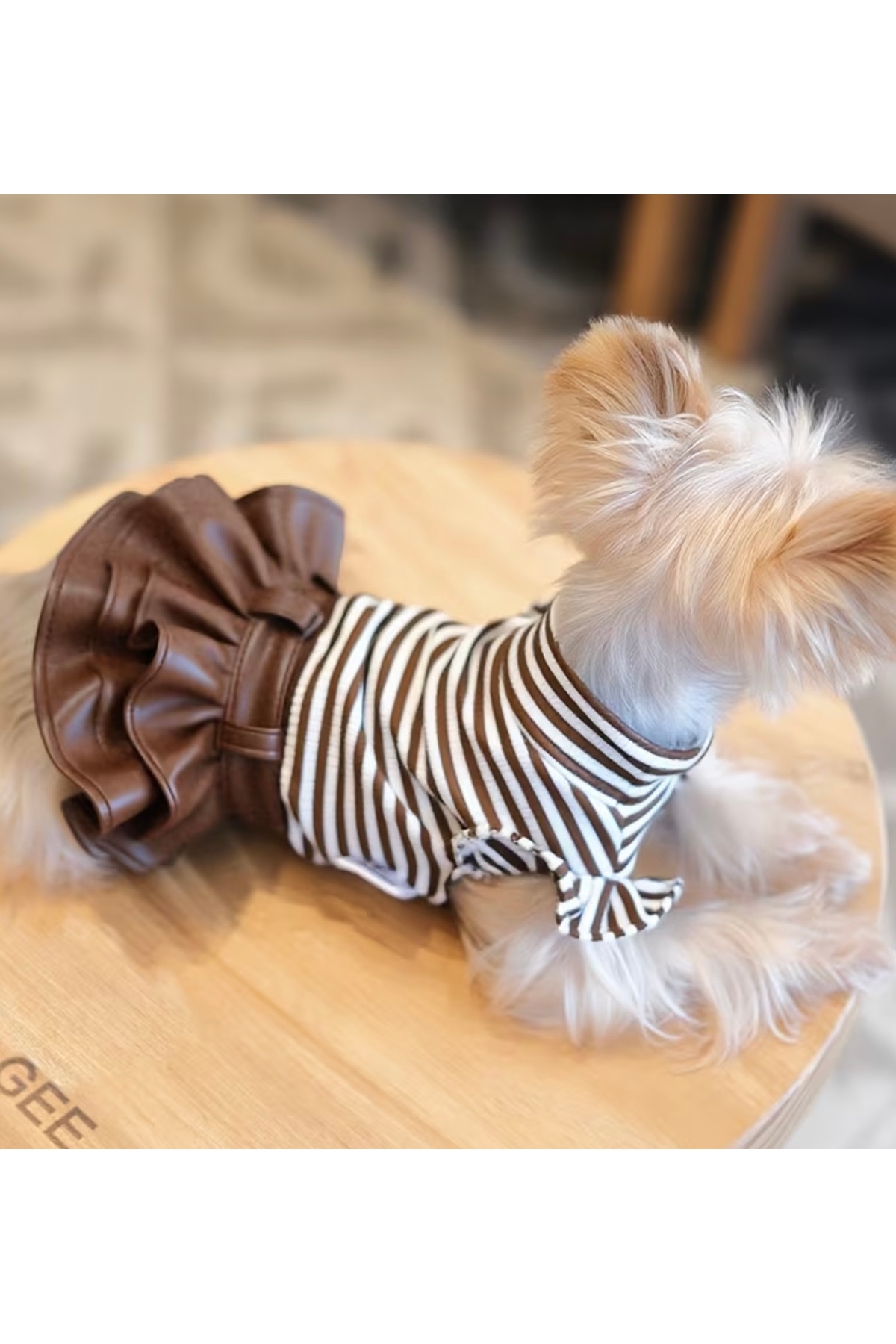لباس سگ راه‌راه قهوه‌ای پا بوتیک Paw Butik با دامن چین‌دار چرمی‌نما، مدل KF2912