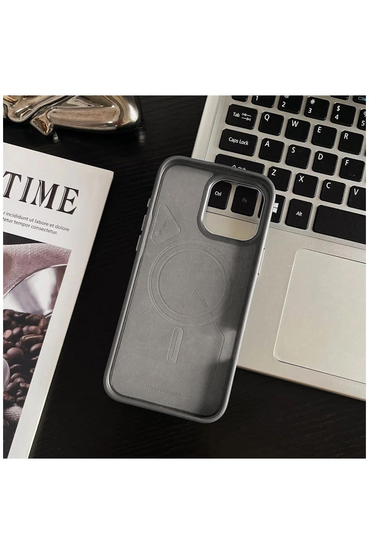 کاور و قاب سازگار APPLE IPHONE 15 چرمی ARVENTO ELITE شارژ بی سیم محصول جعبه ای خاکستری اورجینال Zebana