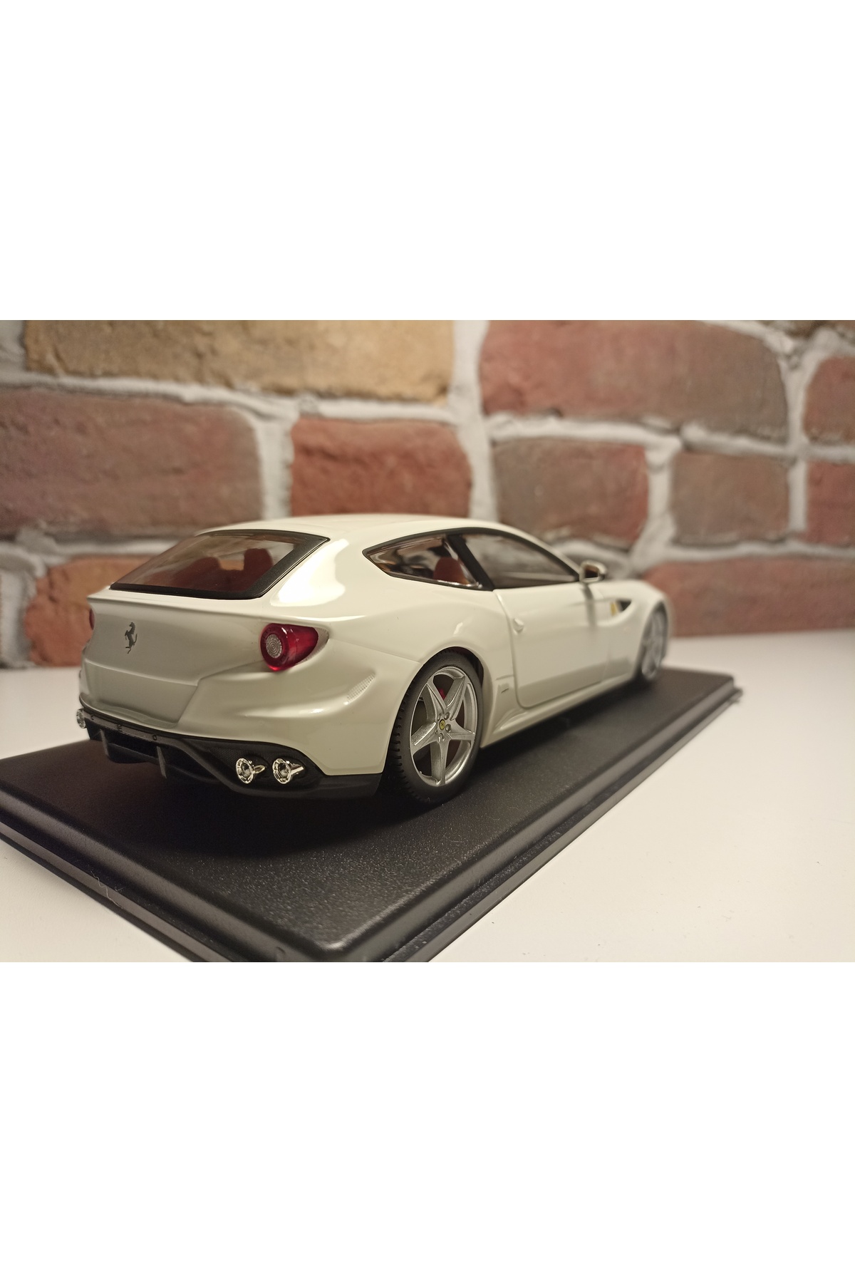 مدل خودرو FERRARI FF 2011 اورجینال Burago