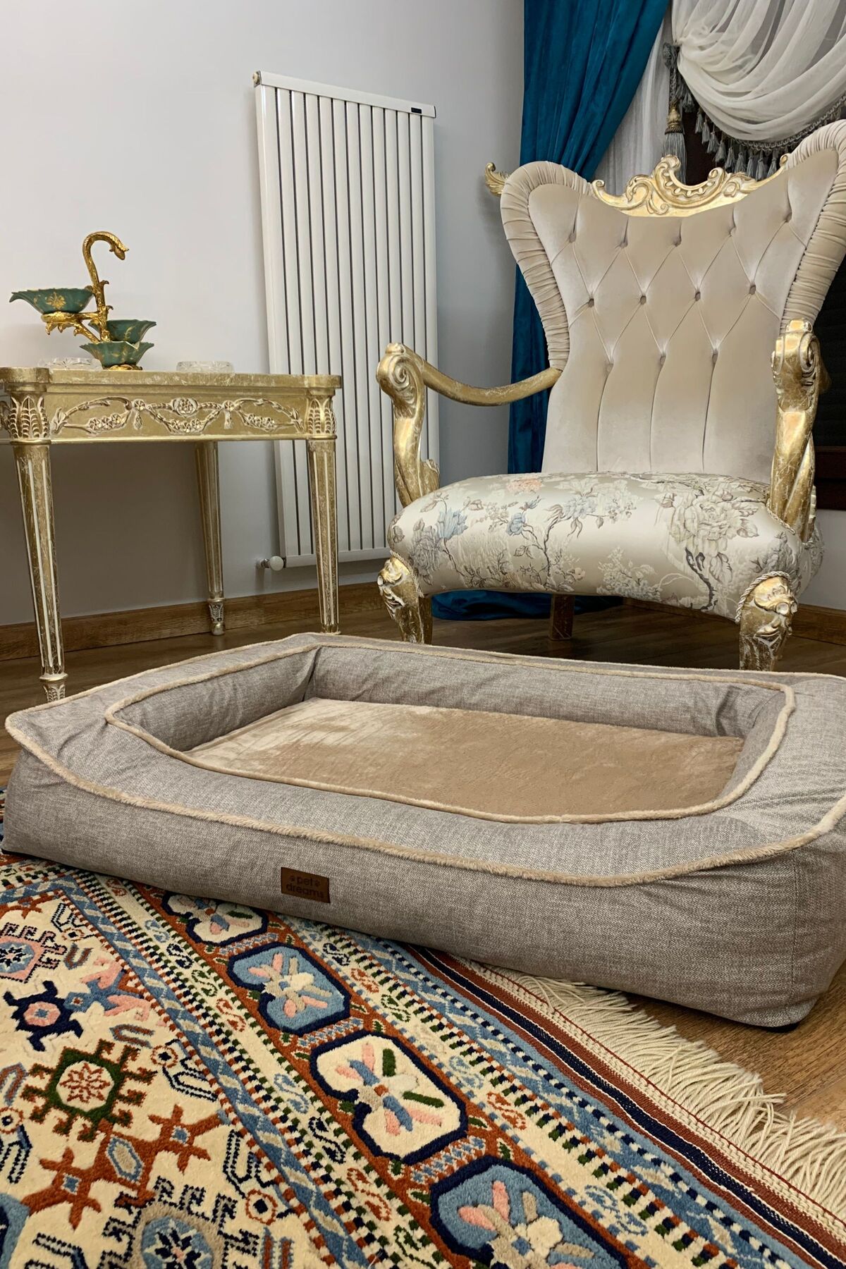 تخت گربه و سگ پت دریمز Pet Dreams مدل Carlin، پارچه پولیشی، کف ضدلغزش، ۱۱۰×۷۰ سانتی‌متر بژ