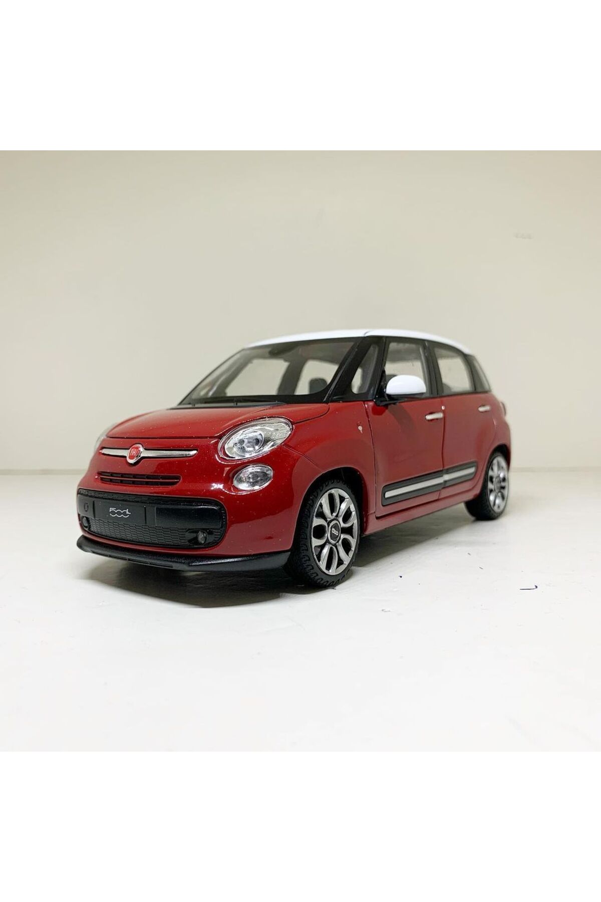 مدل خودرو ماشین فلزی DIECAST 1.24 SCALE WELLY دارای مجوز فیات 500L قرمز رنگ اورجینال WELLY