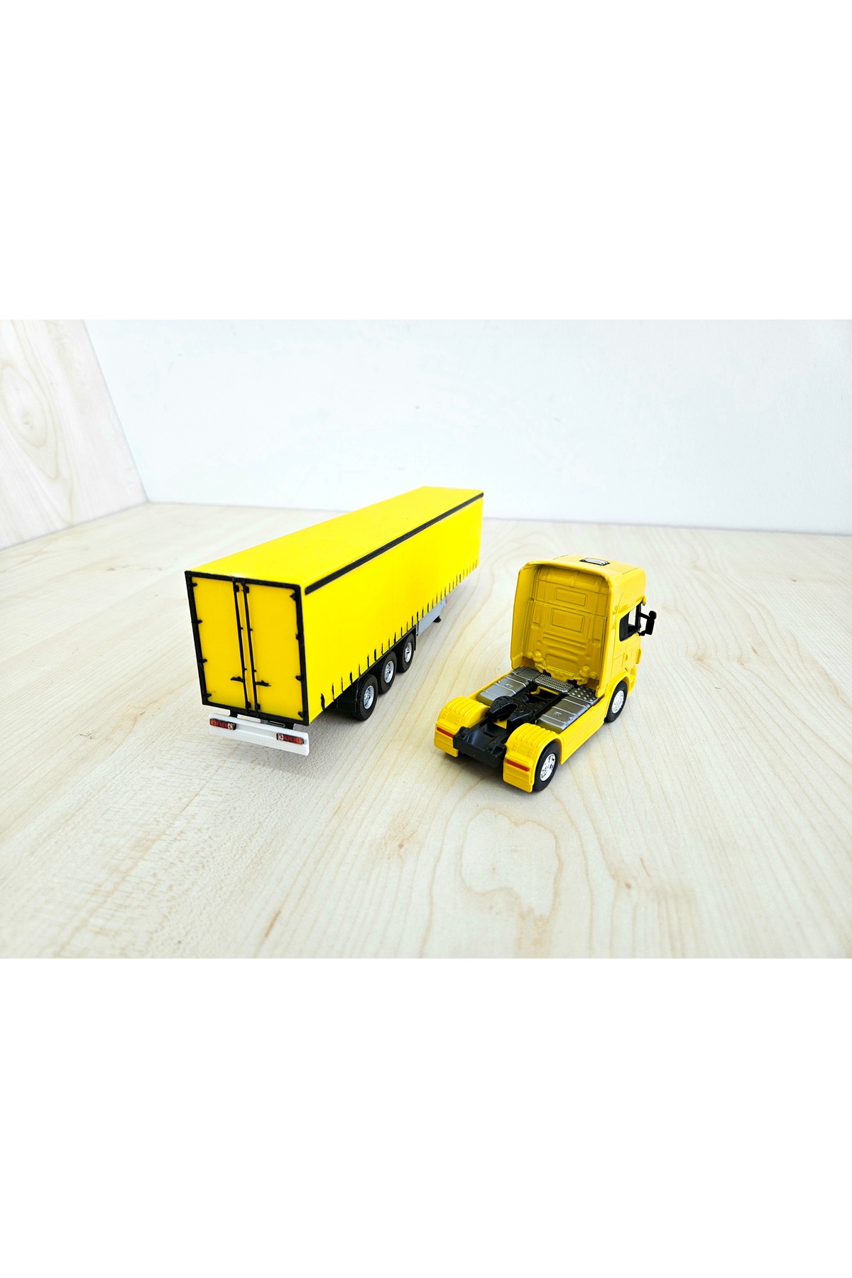 مدل خودرو MAN TGX TRUCK MODEL به طول 25 سانتی متر در مقیاس 1 64 زرد رنگ نام شرکت را می توان نوشت اورجینال WELLY