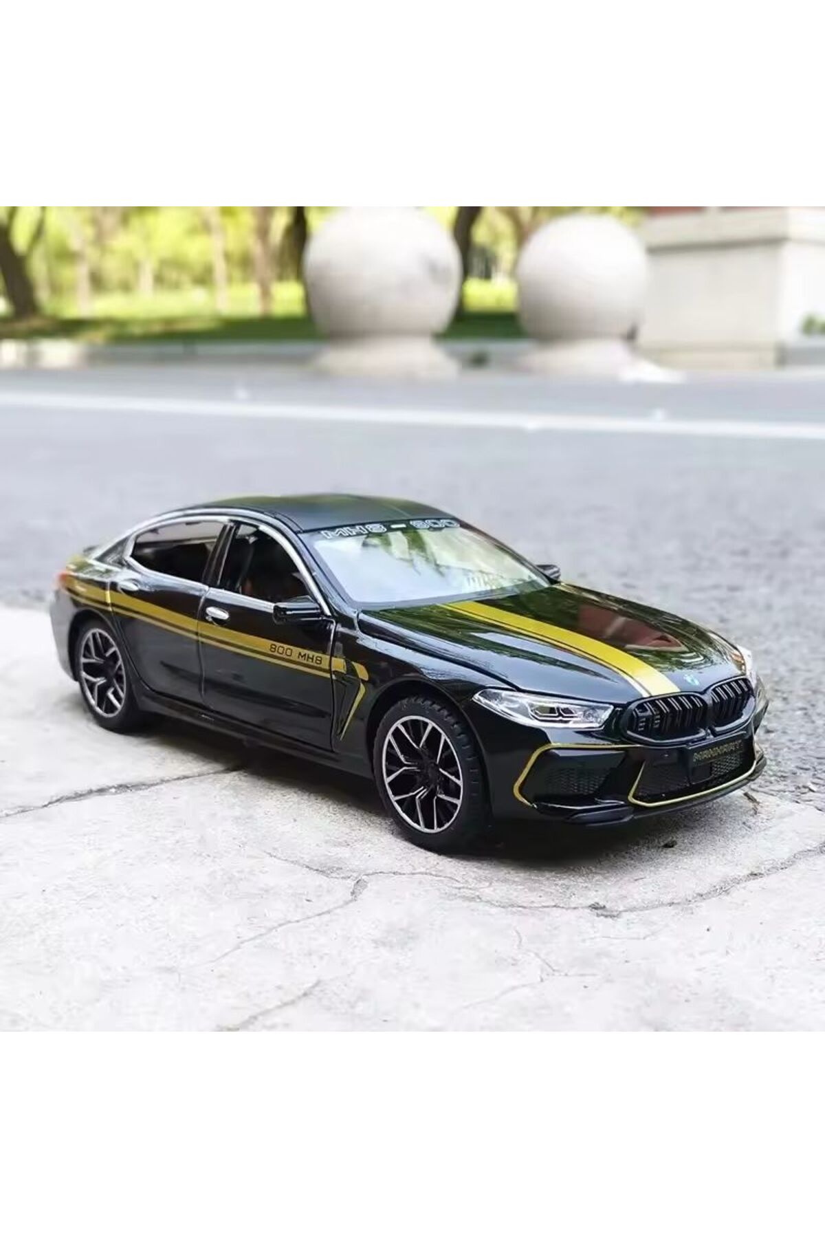 مدل خودرو BMW M8 DIECAST METAL 1.24 SCALE درب صندوق عقب خودروی اسپرت مشکی اورجینال scntoys