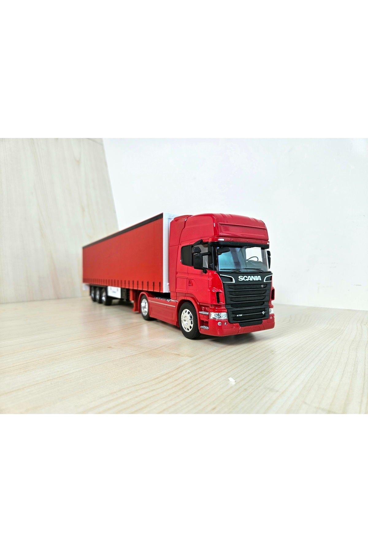 مدل خودرو نیم متر طول 1 32 SCANIA R730 TILT TRUCK MODEL نام نوشته شده قرمز اورجینال WELLY
