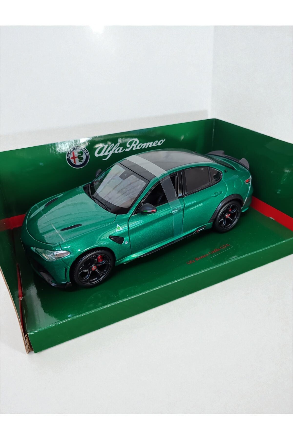 مدل خودرو ماشین کلکسیونی ALFA ROMEO GIULIA GTA 1:18 DIE CAST METALLIC GREEN METAL CAR اورجینال Burago