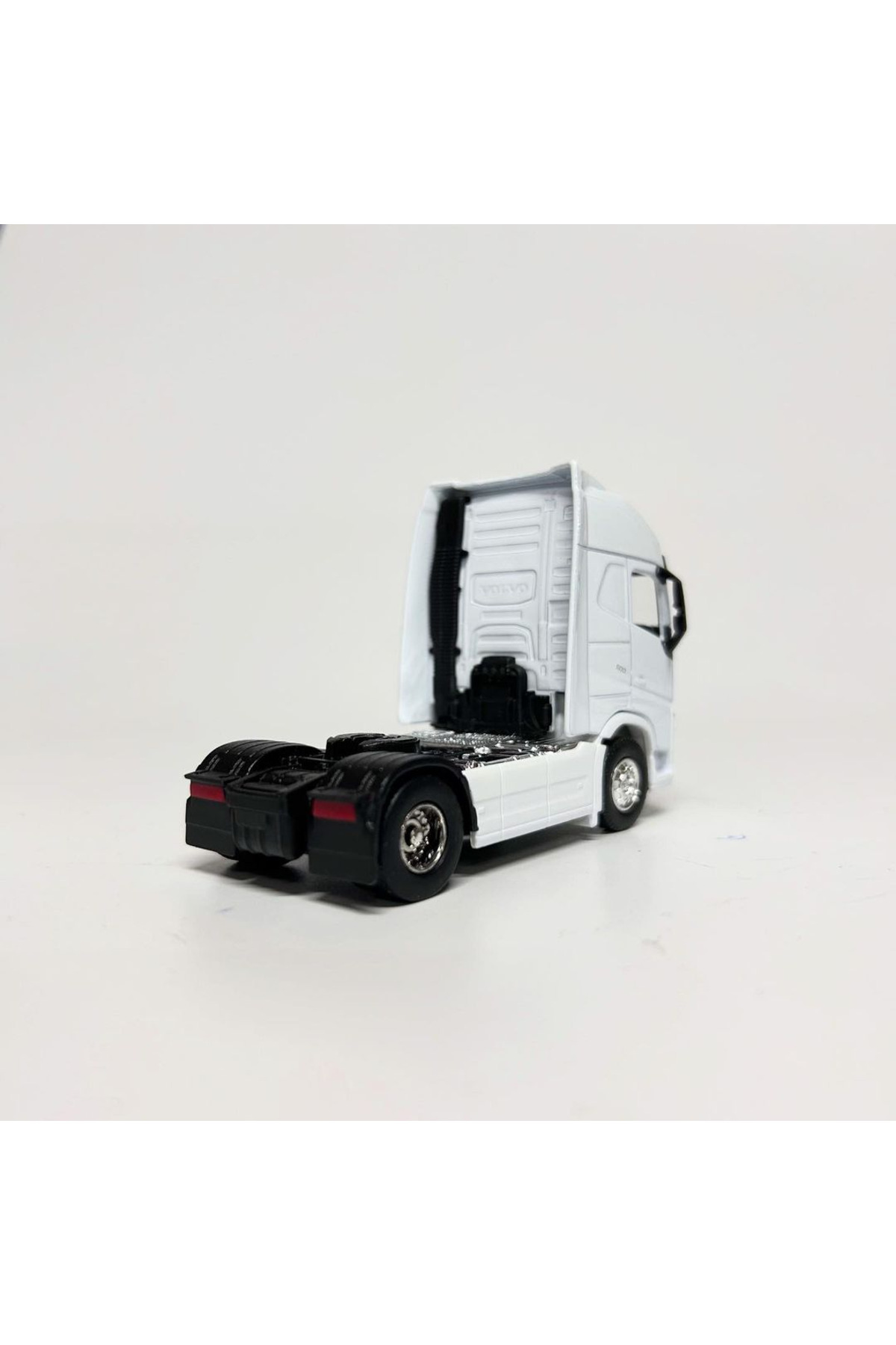 مدل خودرو فنجان کامیون فلزی رنگ سفید VOLVO FH در مقیاس 1.64 11 سانتی متری اورجینال WELLY
