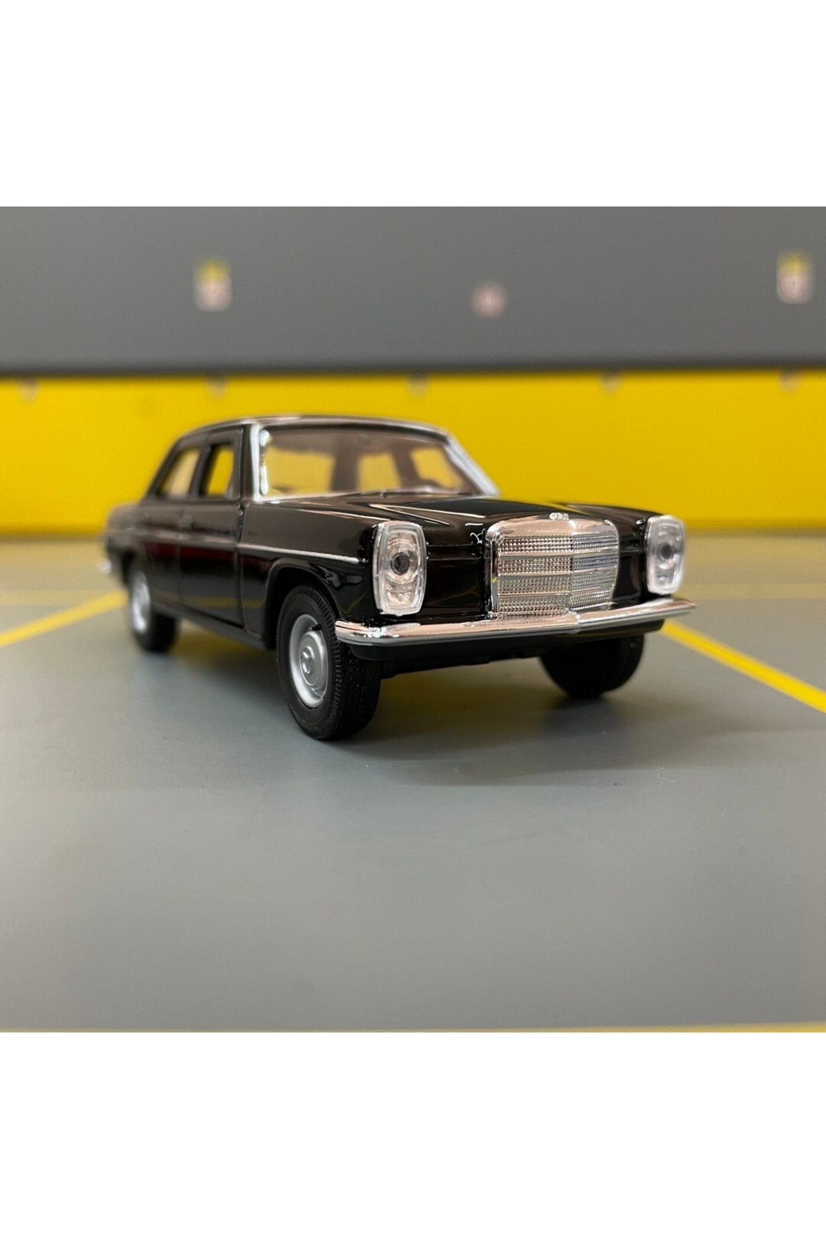 مدل خودرو MERCEDES BENZ 220 W115 1 36 SCALE DIECAST METAL MODEL CAR PULL DROP TOY اورجینال WELLY