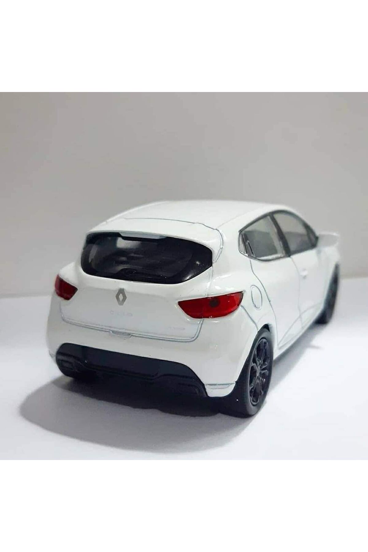 مدل خودرو 1.36 RENAULT CLIO MODEL METAL CAR سفید اورجینال WELLY