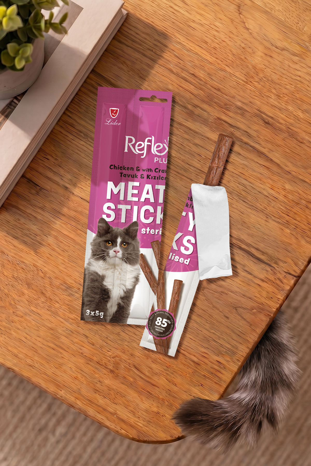 تشویقی گربه رفلکس Reflex Plus Meaty Sticks بدون غلات برای گربه‌های عقیم‌شده، ۳×۵ گرم