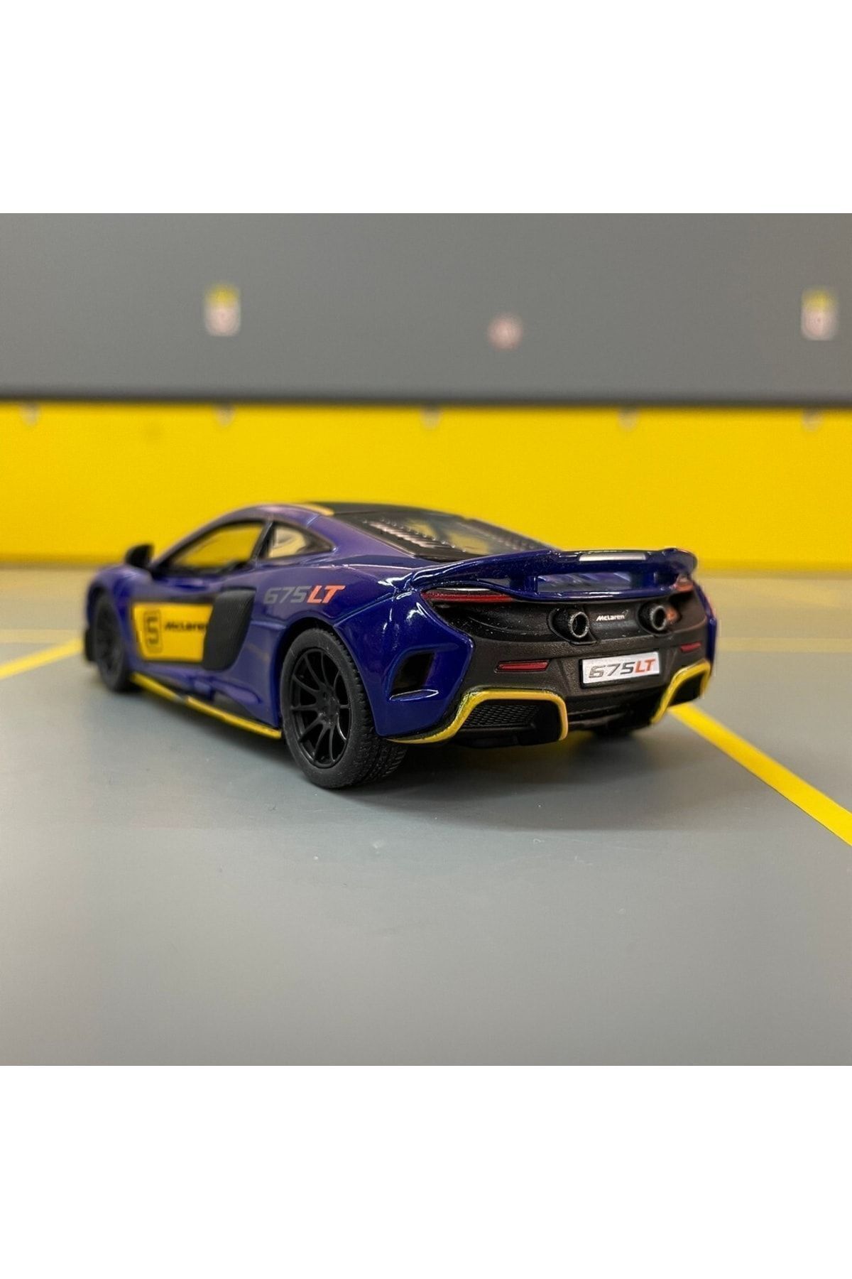 مدل خودرو MCLAREN 675LT 1 36 SCALE DIECAST METAL CAR PULL DROP TOY اورجینال Kinsmart